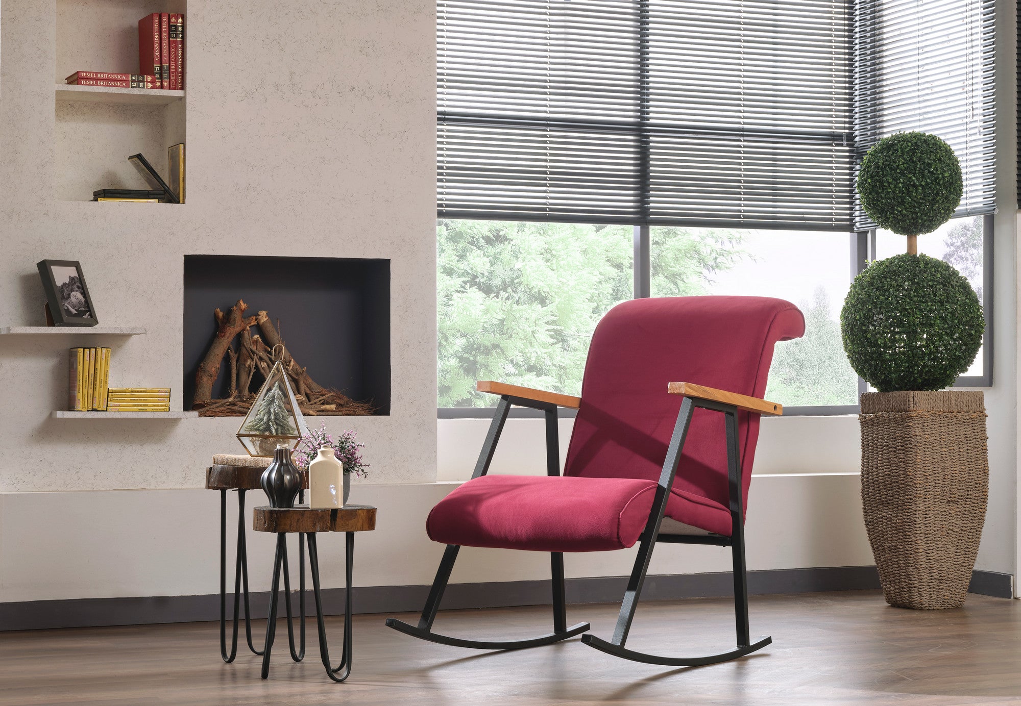 Cadeira de balanço elegante na cor marrom, estrutura 100% metal, forro de algodão fácil de limpar, 96 cm de altura, perfeita para hotéis e residências modernas, design durável