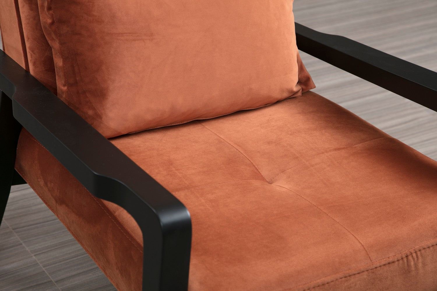 Poltrona – 77x90x84 cm – cor canela – madeira de faia