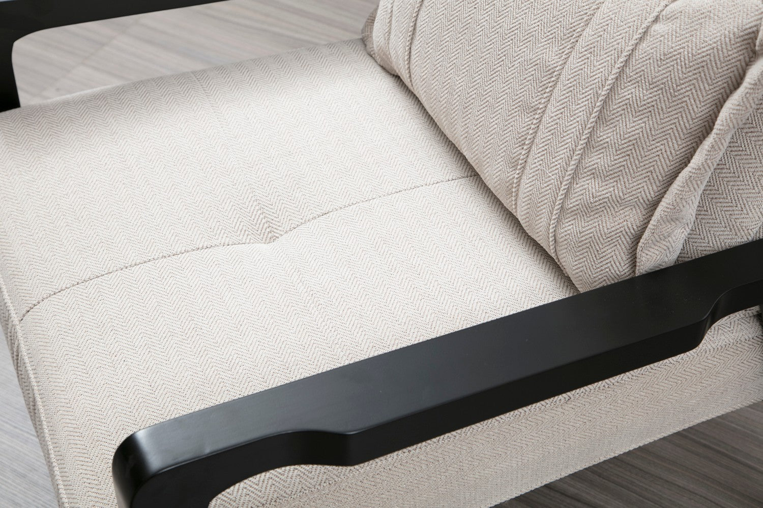 Poltrona moderna – 77x90x84 cm – creme – madeira de faia
