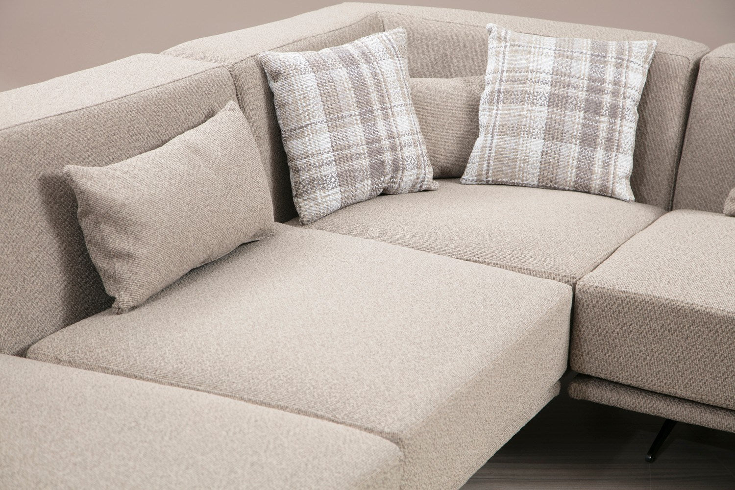 Sofá de canto elegante, bege, 302 x 80 x 302 cm | Estrutura em madeira de faia e aglomerado, 100% poliéster, espuma cinza macia e molas ensacadas | Design industrial moderno