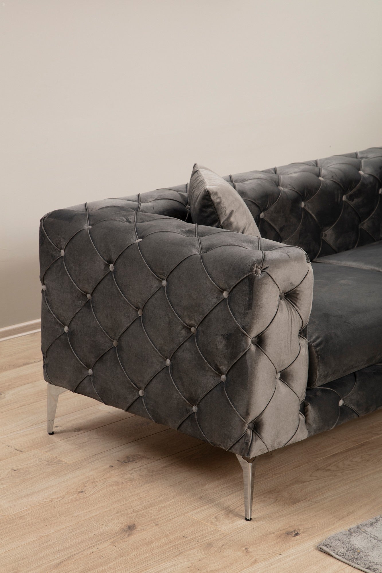 Sofá moderno de 2 lugares, antracite, 197 x 90 x 70 cm | Estrutura em madeira de faia e aglomerado, pernas cromadas | 100% poliéster, inclui 2 almofadas, elegante e confortável