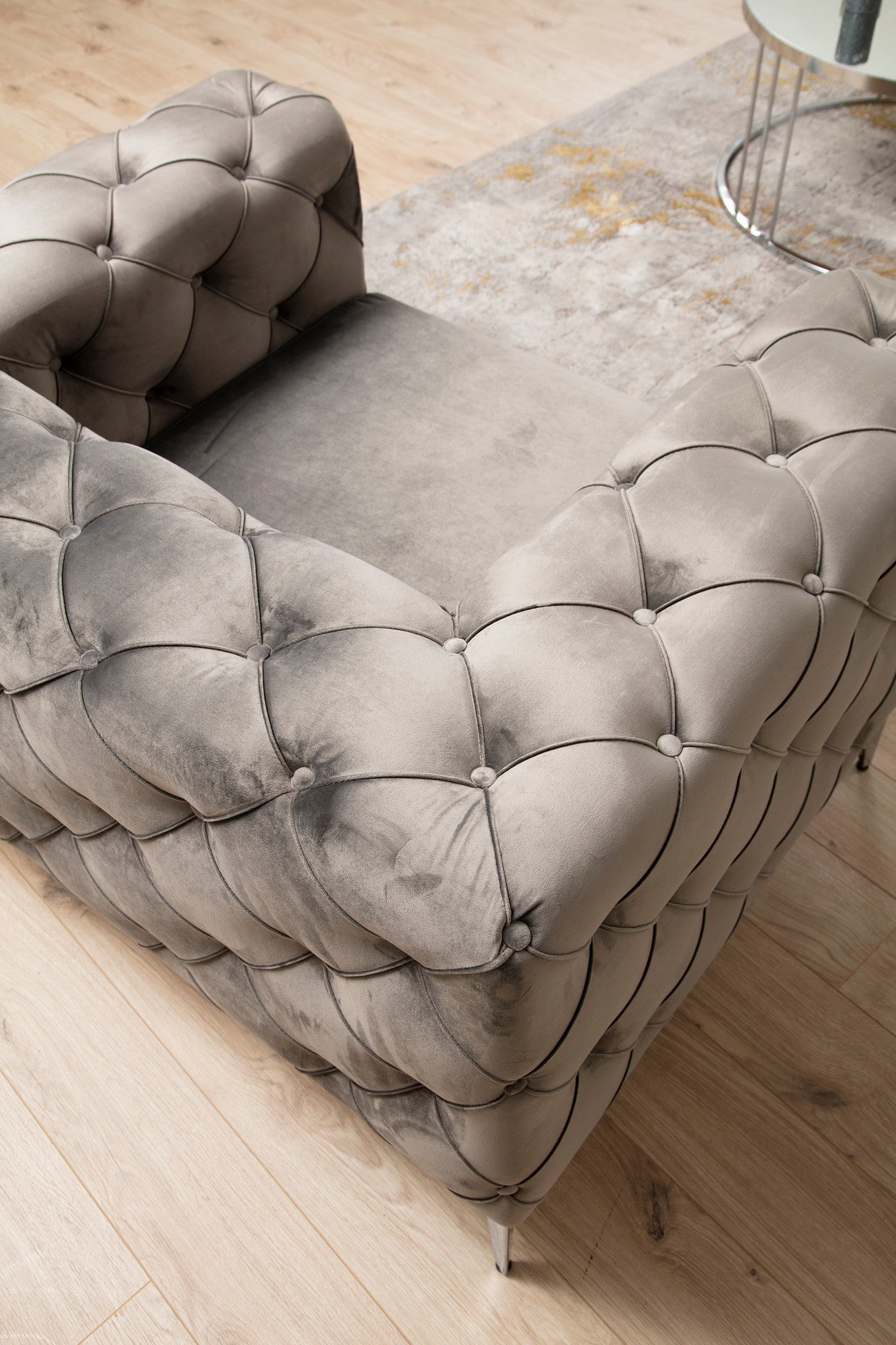 Sofá moderno de 2 lugares, antracite, 197 x 90 x 70 cm | Estrutura em madeira de faia e aglomerado, pernas cromadas | 100% poliéster, inclui 2 almofadas, elegante e confortável