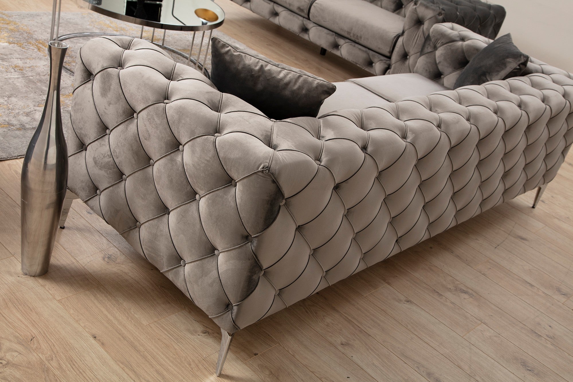 Sofá moderno de 2 lugares, antracite, 197 x 90 x 70 cm | Estrutura em madeira de faia e aglomerado, pernas cromadas | 100% poliéster, inclui 2 almofadas, elegante e confortável