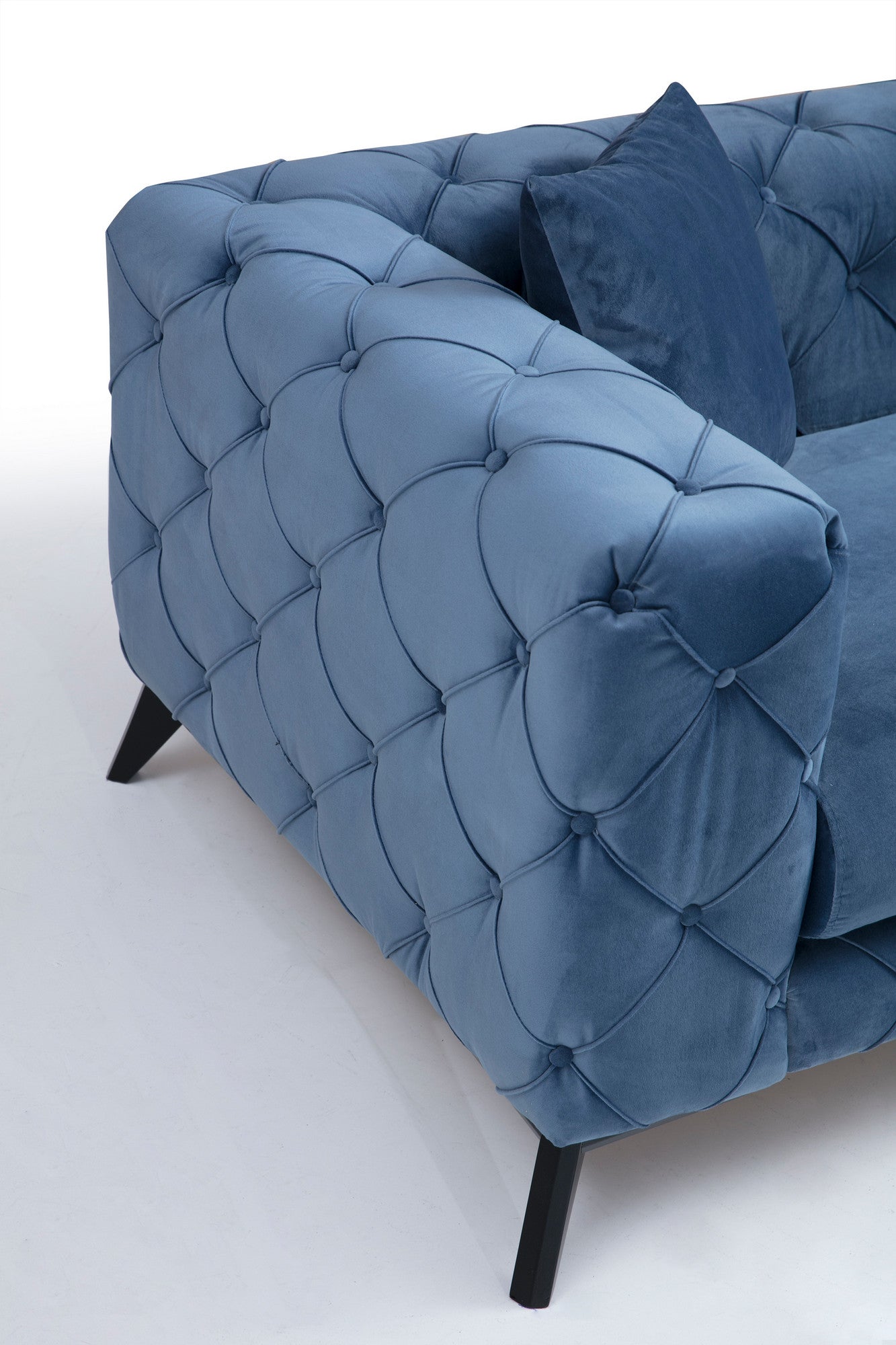 Sofá moderno de 2 lugares, azul, 197 x 90 x 73 cm | Estrutura em madeira de faia e aglomerado, 100% poliéster, pernas em metal preto | Inclui 2 almofadas, tecido lavável a seco