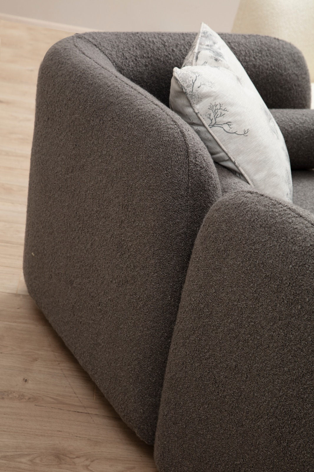 Sofá moderno de 3 lugares, tecido cinza, 228 x 90 x 74 cm | Estrutura de madeira de faia, pernas de nogueira, 2 almofadas incluídas | Elegante e confortável para casa e hotel