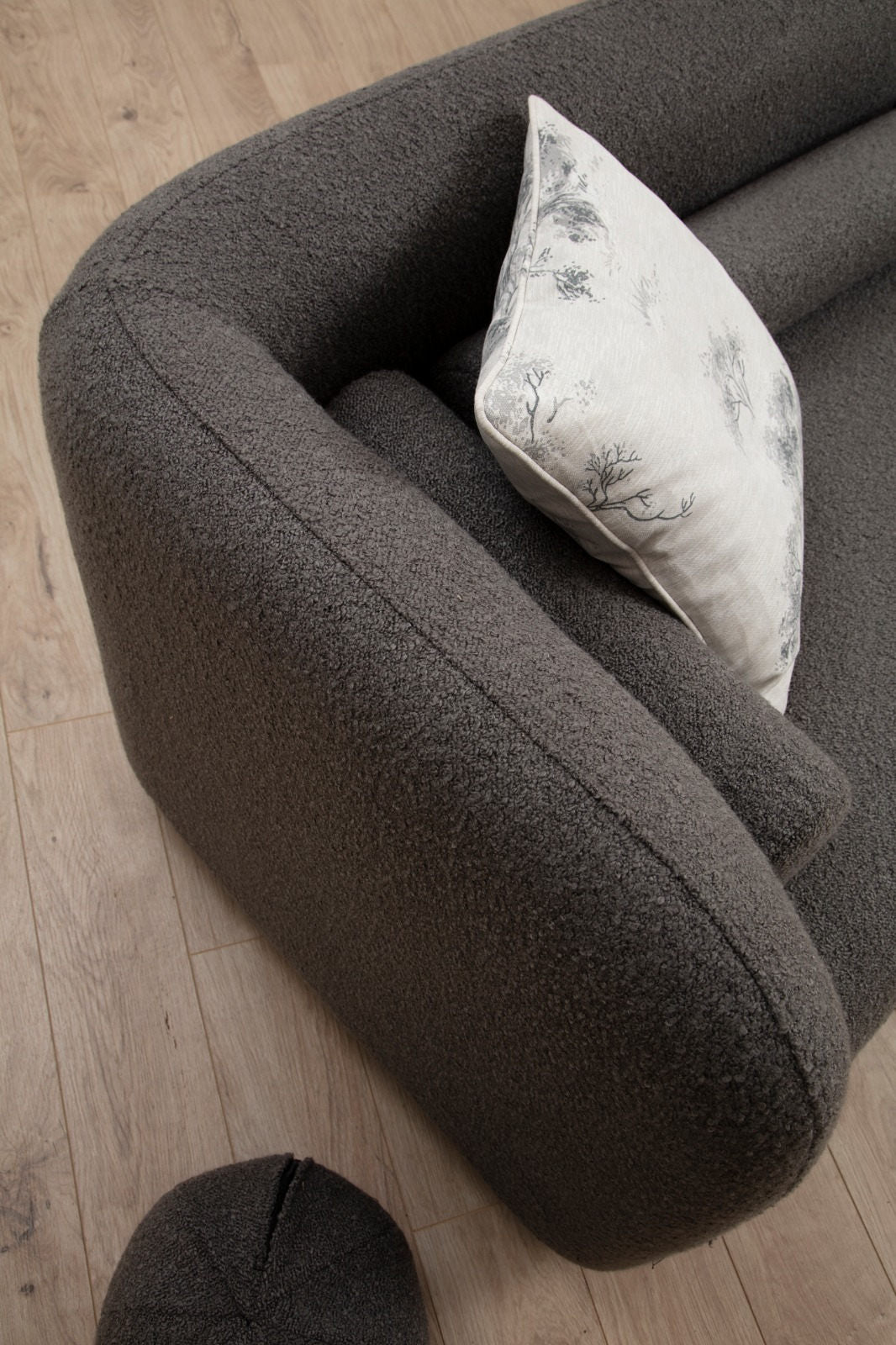Sofá moderno de 3 lugares, tecido cinza, 228 x 90 x 74 cm | Estrutura de madeira de faia, pernas de nogueira, 2 almofadas incluídas | Elegante e confortável para casa e hotel