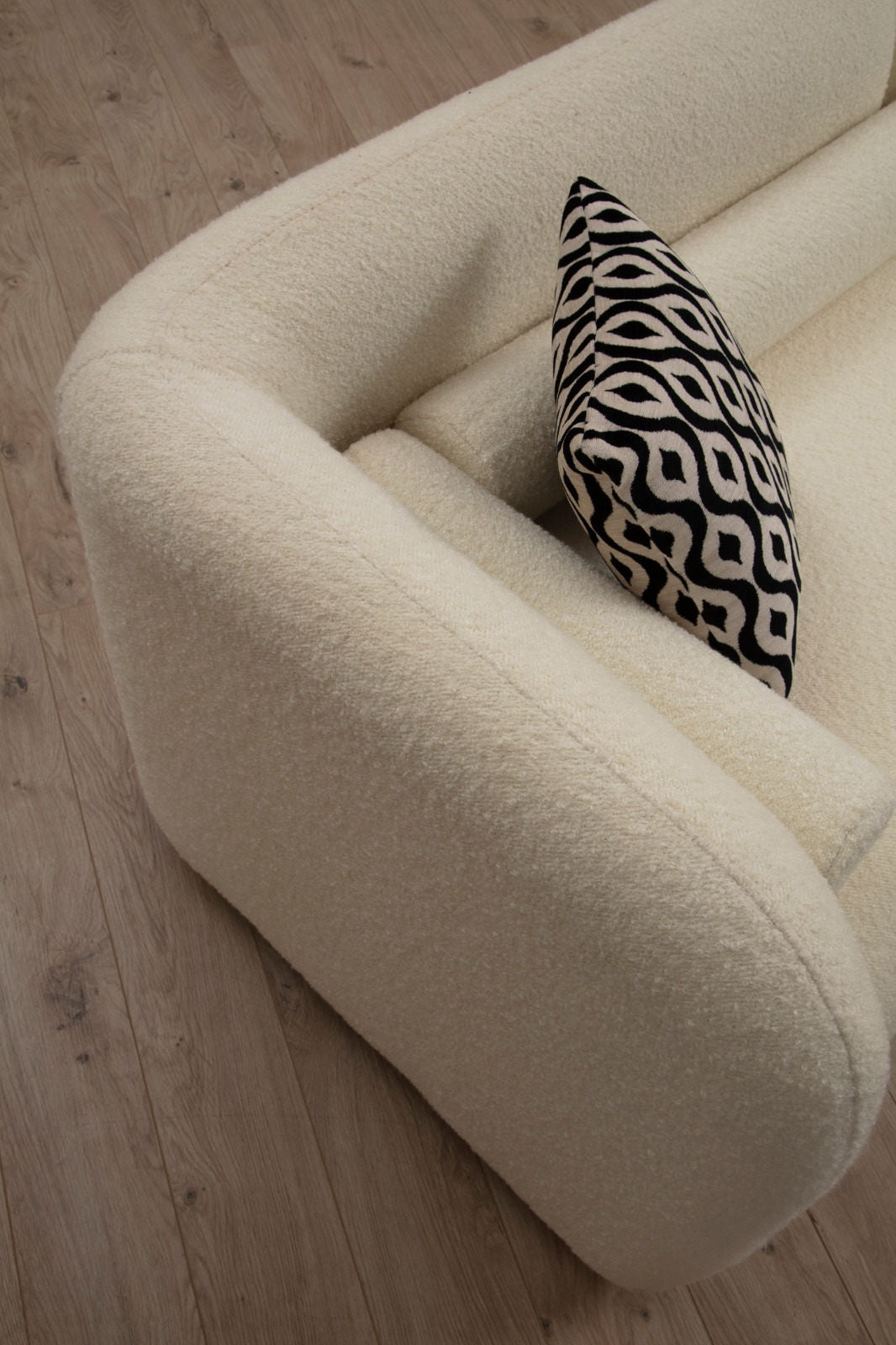 Sofá moderno de 3 lugares, creme, 228 x 90 x 74 cm | Estrutura de madeira de faia, 100% poliéster, pernas de nogueira | Inclui 2 almofadas, perfeito para decoração escandinava e hoteleira