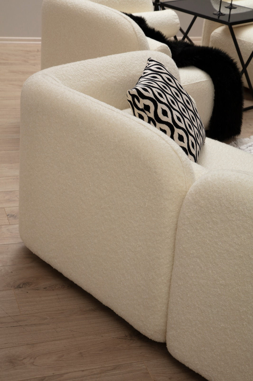 Sofá moderno de 3 lugares, creme, 228 x 90 x 74 cm | Estrutura de madeira de faia, 100% poliéster, pernas de nogueira | Inclui 2 almofadas, perfeito para decoração escandinava e hoteleira