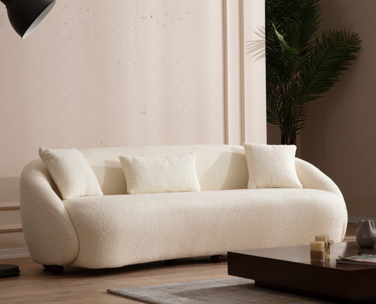 Sofá moderno de 3 lugares, cor creme, estrutura em madeira de faia e aglomerado, 230x75x94 cm | 100% poliéster, almofadas fixas, pés de nogueira | Design escandinavo elegante