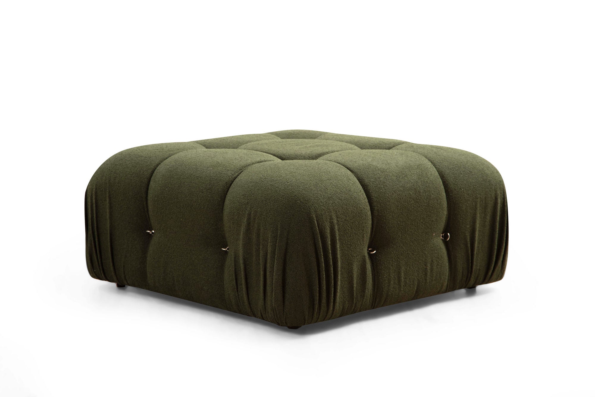 Sofá de canto elegante e verde, 288x190x95 cm | Estrutura em madeira de faia e aglomerado, 100% poliéster, encosto e braço removíveis | Perfeito para decoração escandinava e hoteleira