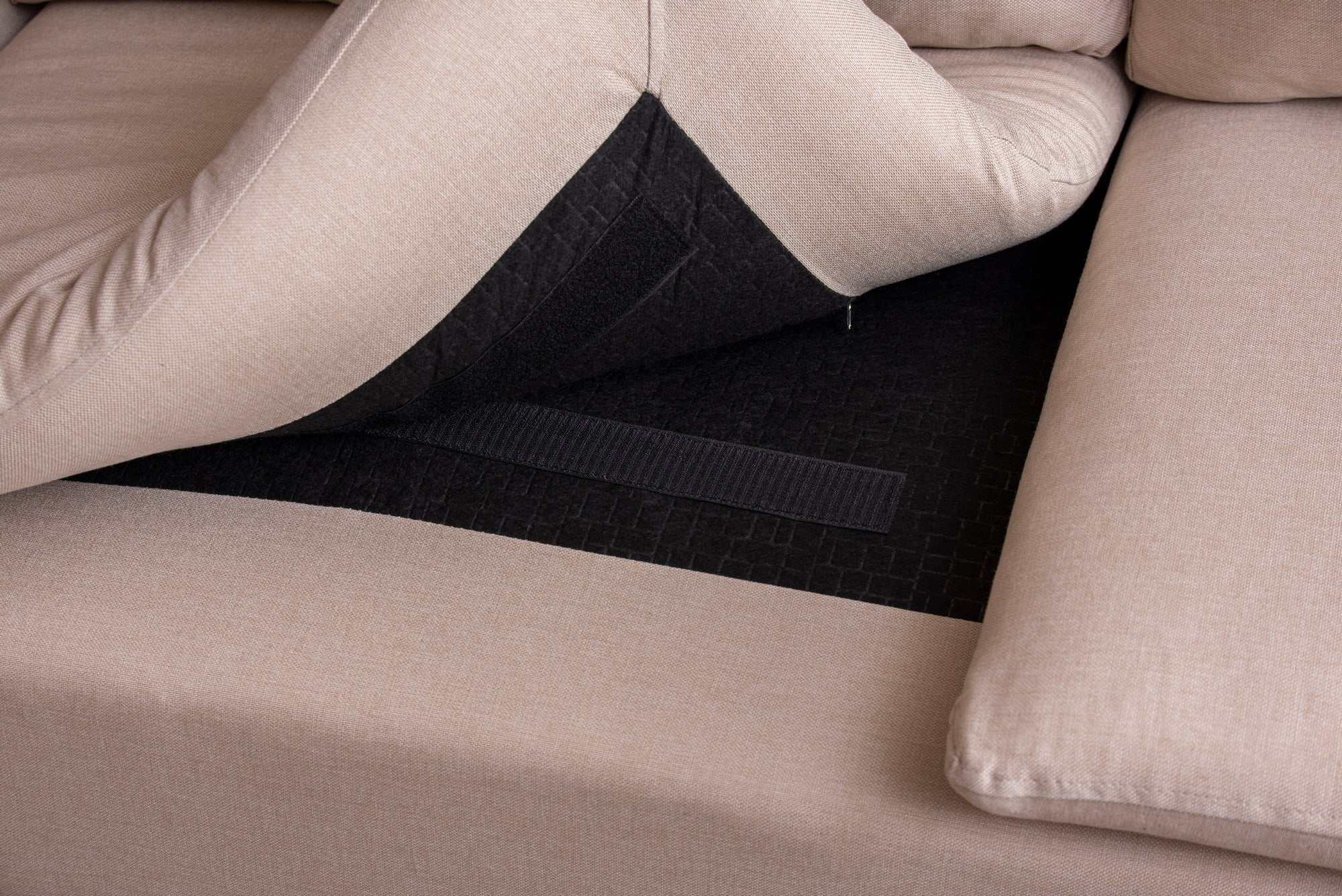 Sofá de canto elegante em tom creme, estrutura 100% metálica, 225 cm de largura, chaise longue de 154 cm, almofadas de espuma de alto DNS e fibra de silicone | Perfeito para salas de estar modernas