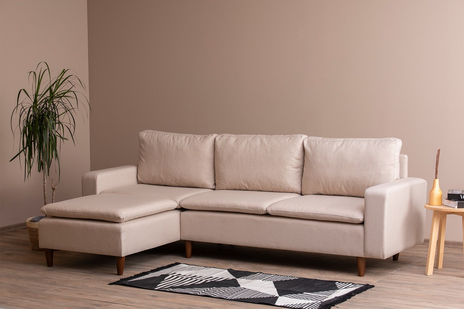 Sofá de canto elegante em tom creme, estrutura 100% metálica, 225 cm de largura, chaise longue de 154 cm, almofadas de espuma de alto DNS e fibra de silicone | Perfeito para salas de estar modernas