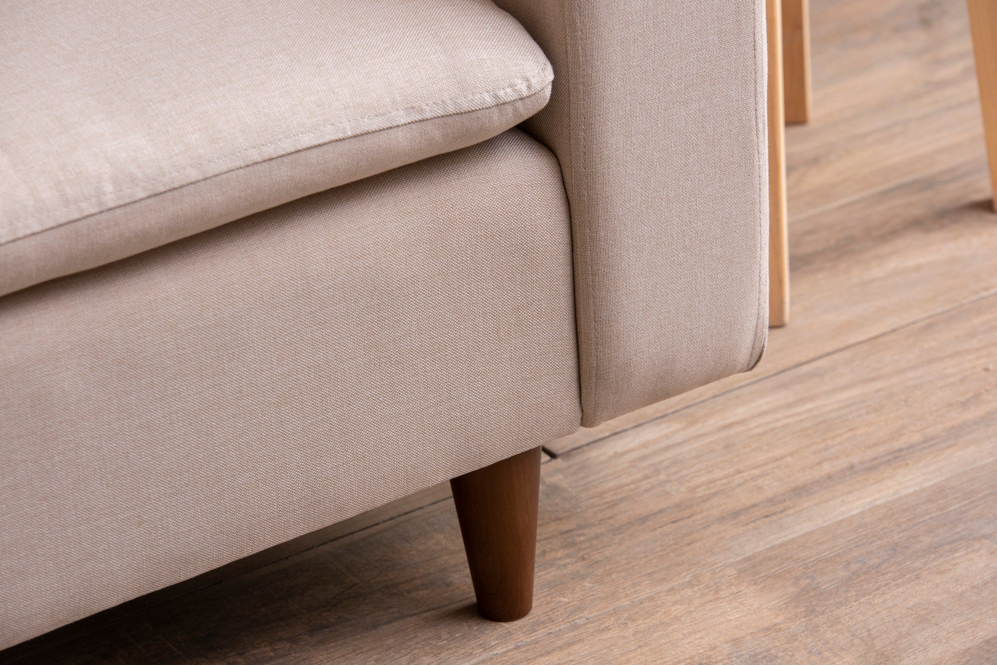 Sofá de canto elegante em tom creme, estrutura 100% metálica, 225 cm de largura, chaise longue de 154 cm, almofadas de espuma de alto DNS e fibra de silicone | Perfeito para salas de estar modernas