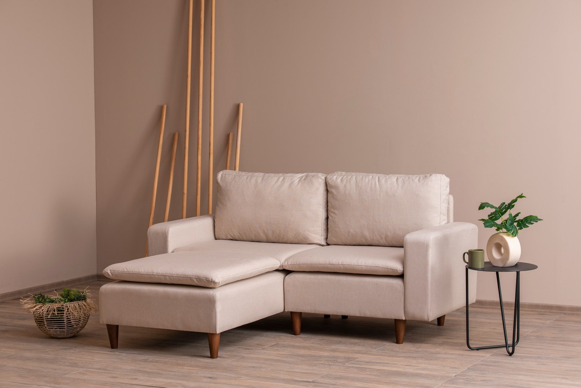 Sofá de canto elegante em creme, estrutura 100% metálica, assento com 150 cm de largura e 52 cm de profundidade | Almofadas de espuma de alto DNS e fibra de silicone | Perfeito para salas de estar modernas