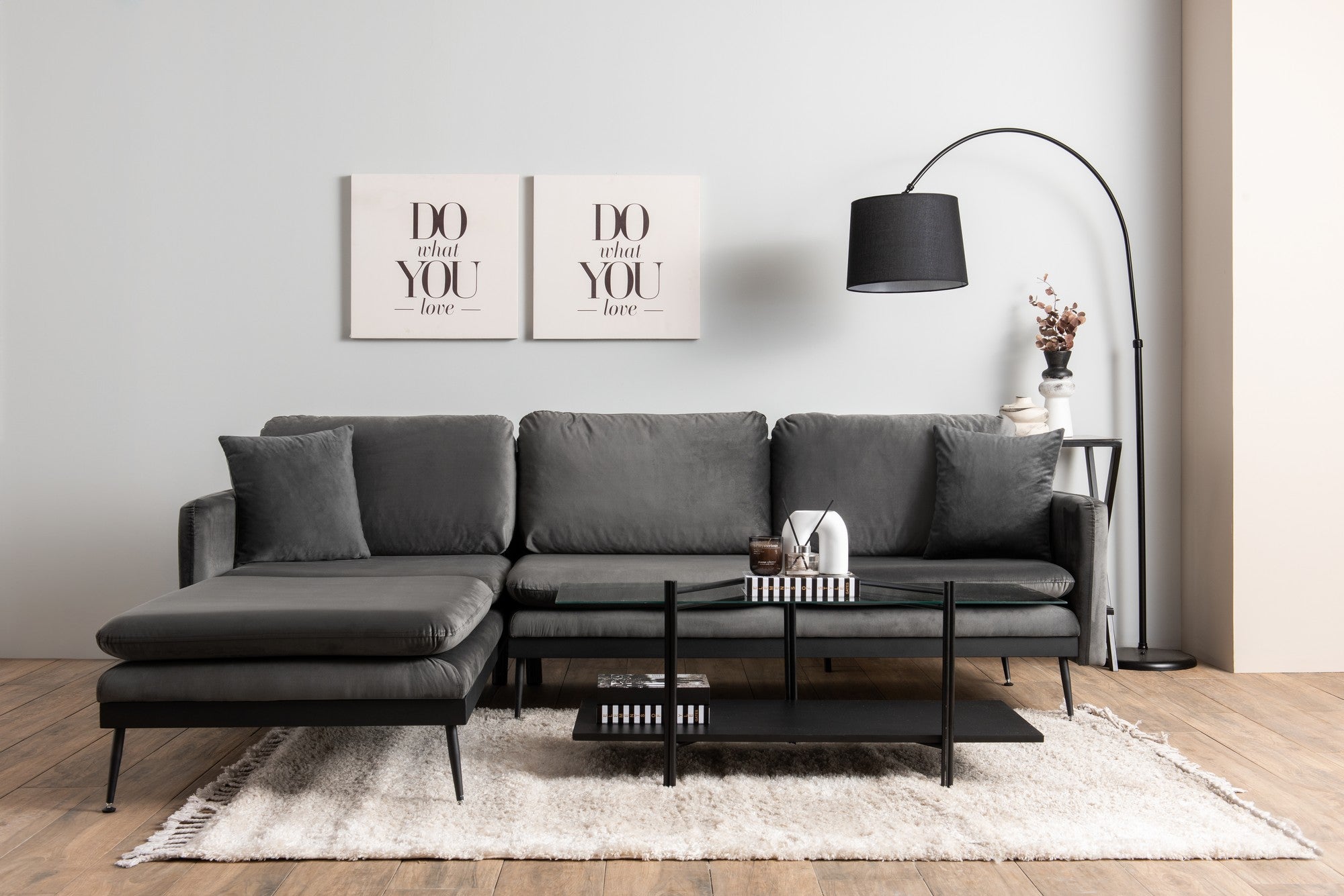 Sofá de canto elegante, antracite, 245 cm de largura total | Estrutura 100% metálica, tecido de poliéster, 2 almofadas | Design confortável e versátil para espaços de convivência modernos