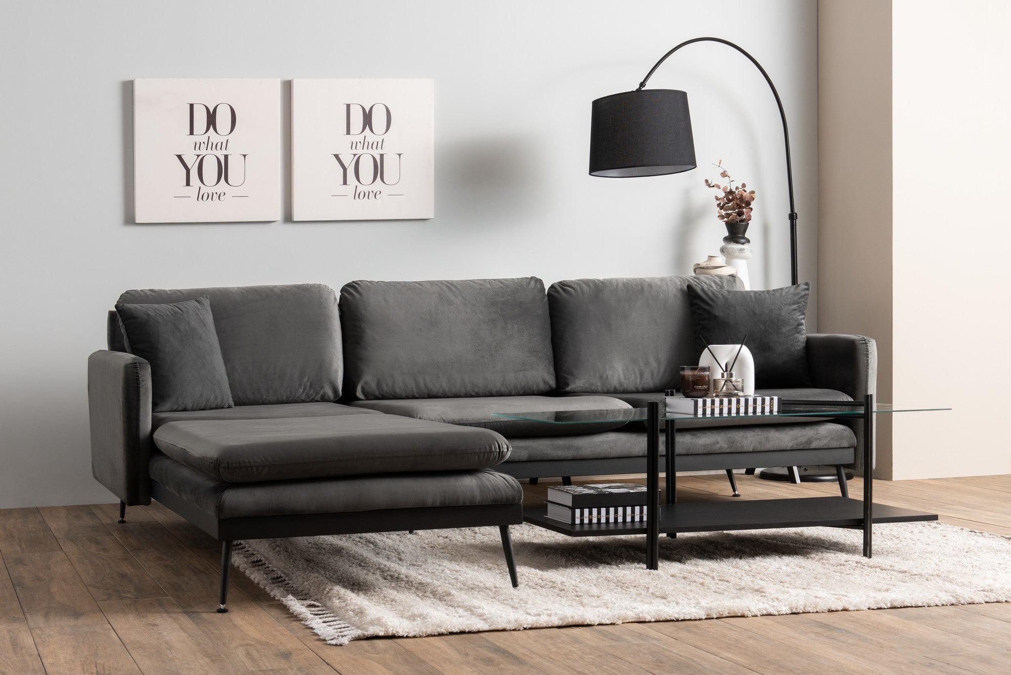 Sofá de canto elegante, antracite, 245 cm de largura total | Estrutura 100% metálica, tecido de poliéster, 2 almofadas | Design confortável e versátil para espaços de convivência modernos