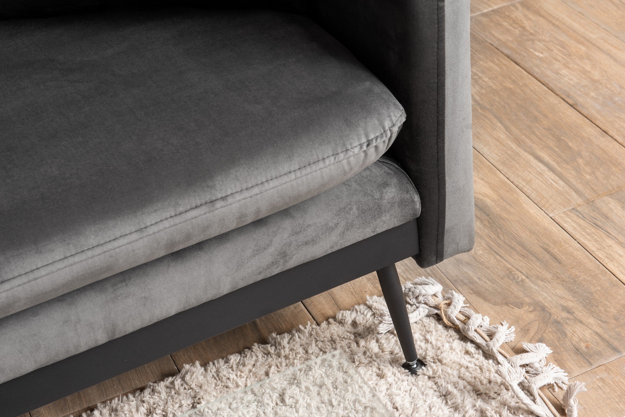 Sofá de canto elegante, antracite, 245 cm de largura total | Estrutura 100% metálica, tecido de poliéster, 2 almofadas | Design confortável e versátil para espaços de convivência modernos