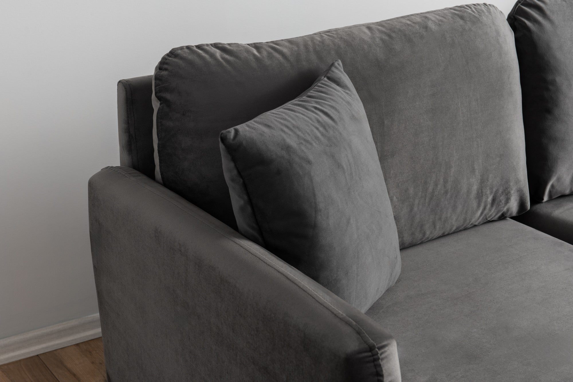 Sofá de canto elegante, antracite, 245 cm de largura total | Estrutura 100% metálica, tecido de poliéster, 2 almofadas | Design confortável e versátil para espaços de convivência modernos