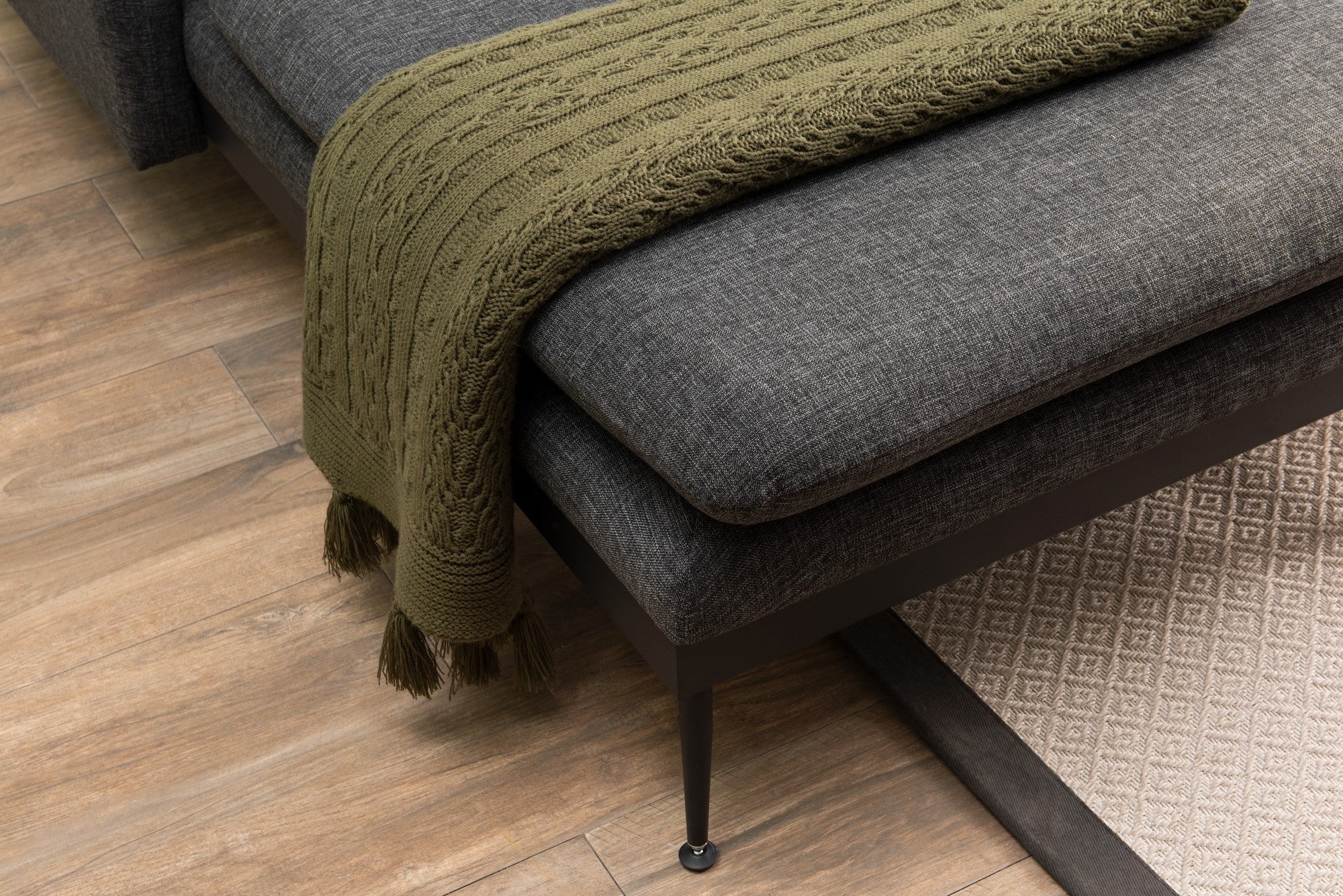 Sofá de canto elegante em cinza escuro, 245 cm de largura, estrutura 100% metálica, tecido de linho, 2 almofadas, design separável, perfeito para salas de estar modernas