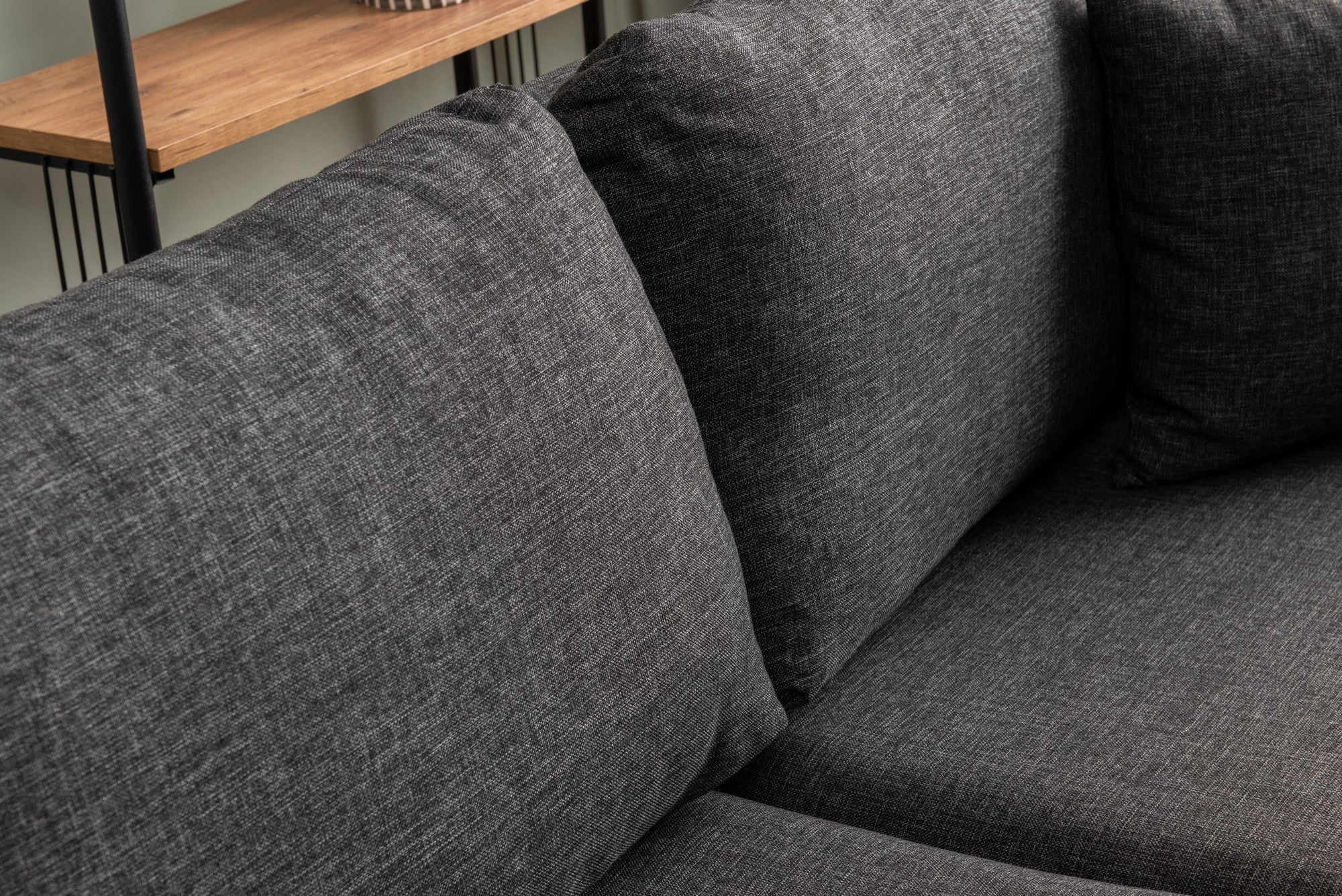 Sofá de canto elegante em cinza escuro, 245 cm de largura, estrutura 100% metálica, tecido de linho, 2 almofadas, design separável, perfeito para salas de estar modernas