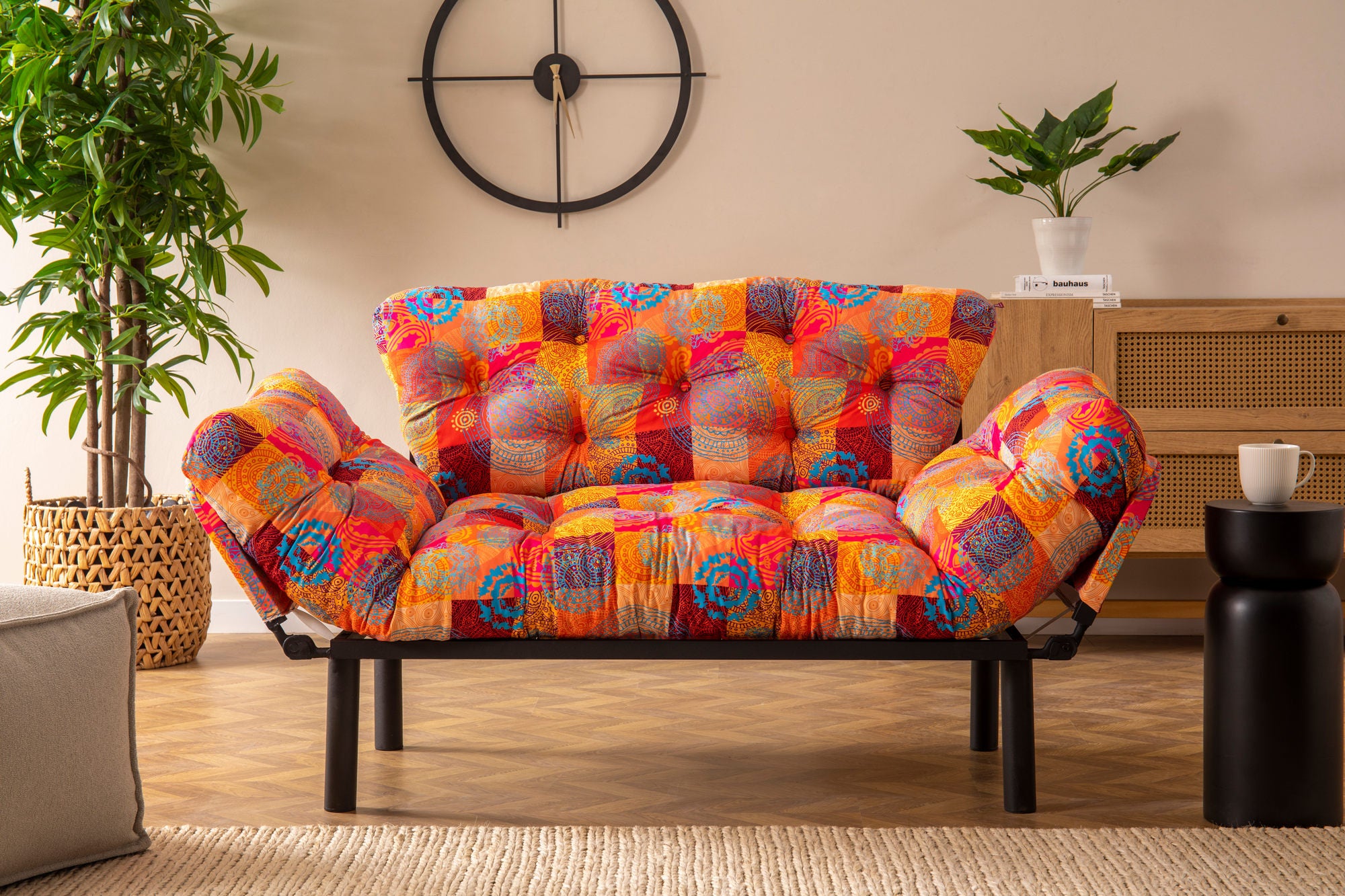 Sofá-cama elegante de 2 lugares, tecido digital patchwork, 155 cm | Estrutura 100% metálica, braços ajustáveis em 14 níveis | Design boêmio, perfeito para espaços de entretenimento