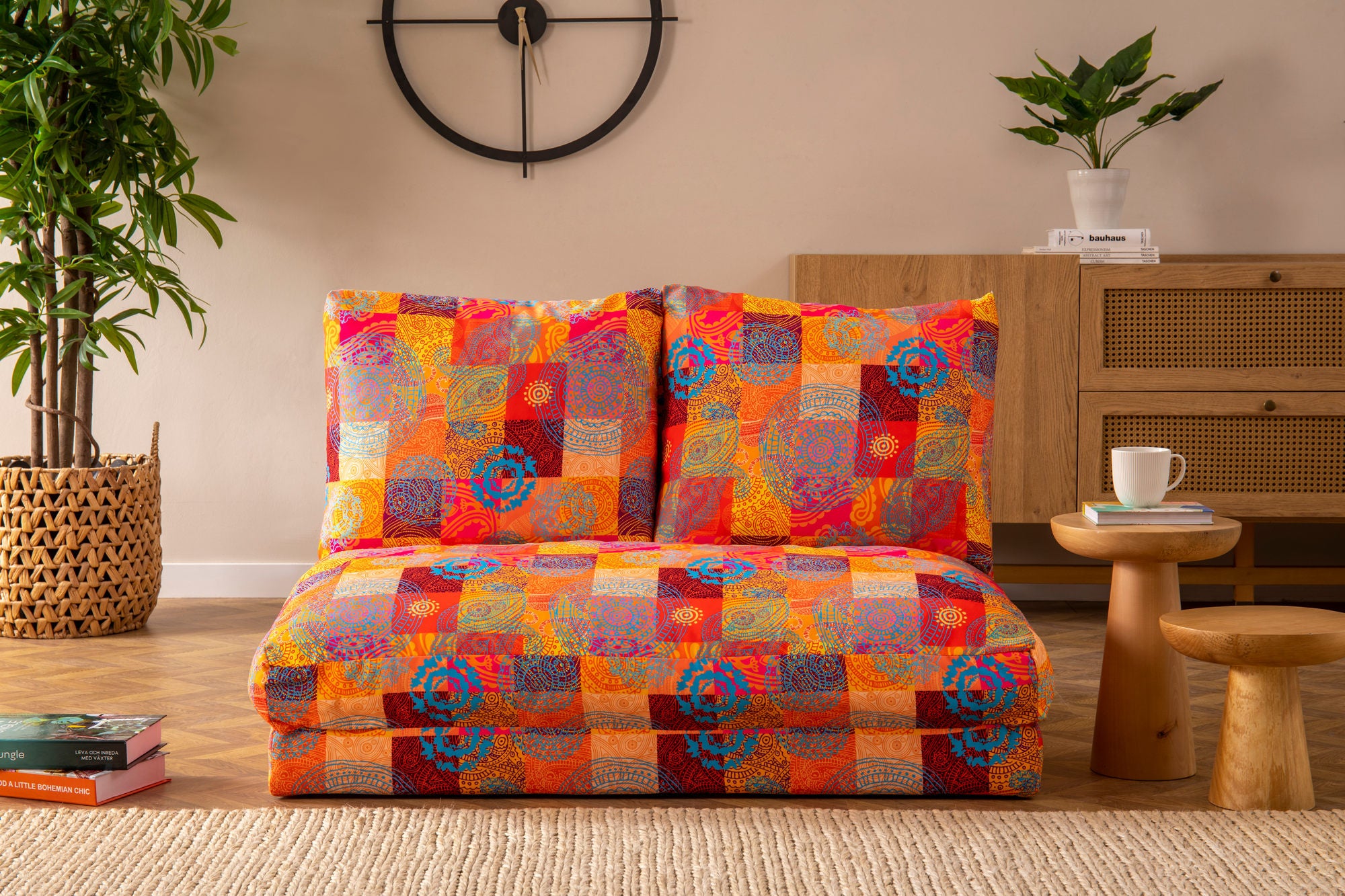 Sofá-cama elegante de 2 lugares, estrutura de metal, tecido patchwork | Encosto ajustável em 14 níveis, converte-se facilmente | Peso máximo de 200 kg | Design boêmio