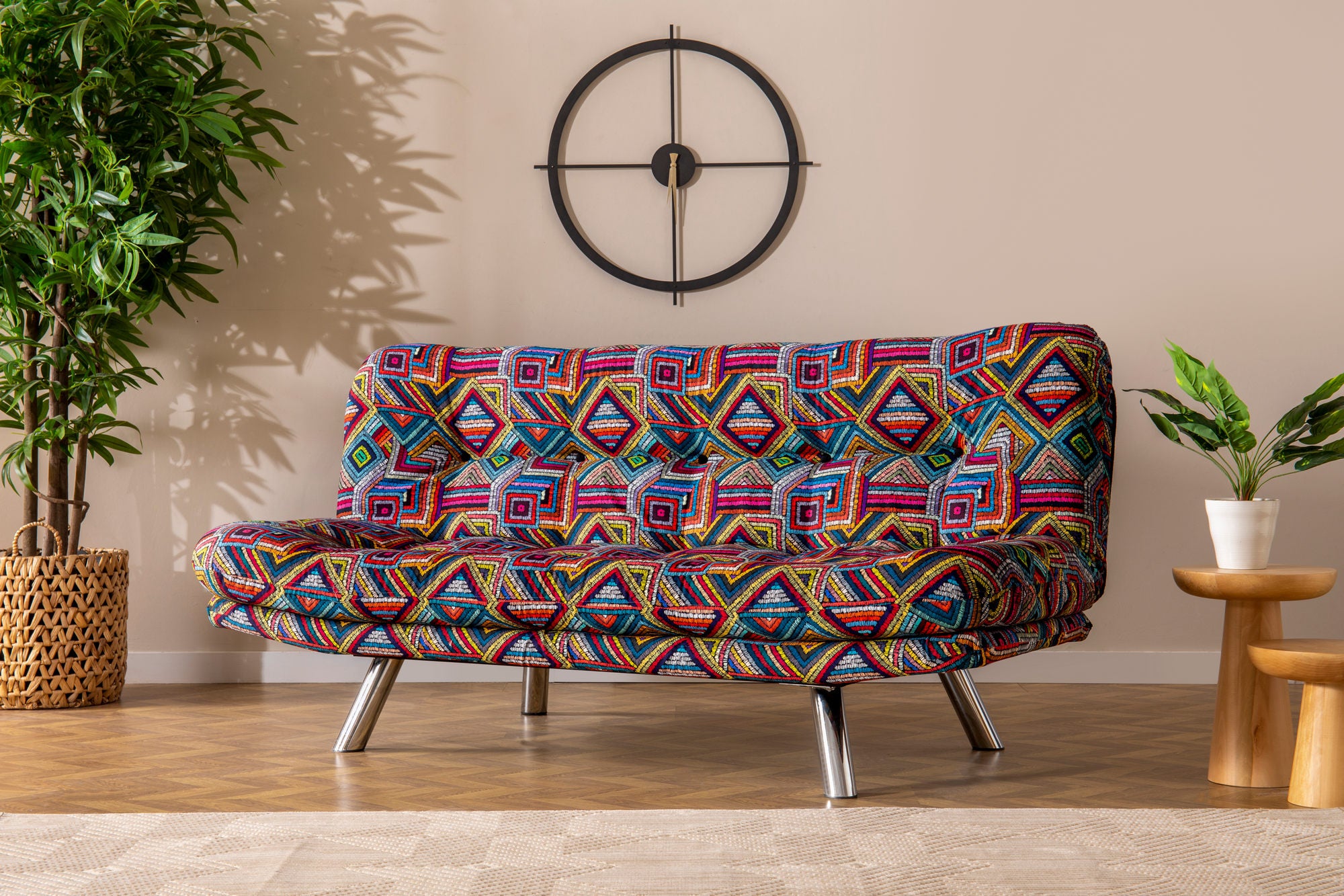 Sofá-cama versátil de 3 lugares, estrutura 100% metálica, tecido macio e fácil de limpar | Encosto multiposições, capacidade para 200 kg | Design boêmio em patchwork, perfeito para entretenimento
