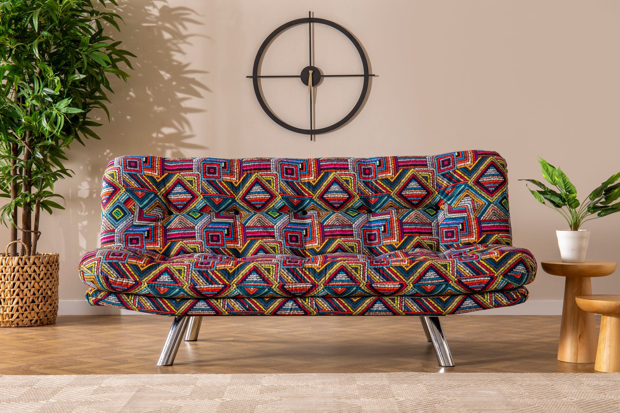 Sofá-cama versátil de 3 lugares, estrutura 100% metálica, tecido macio e fácil de limpar | Encosto multiposições, capacidade para 200 kg | Design boêmio em patchwork, perfeito para entretenimento