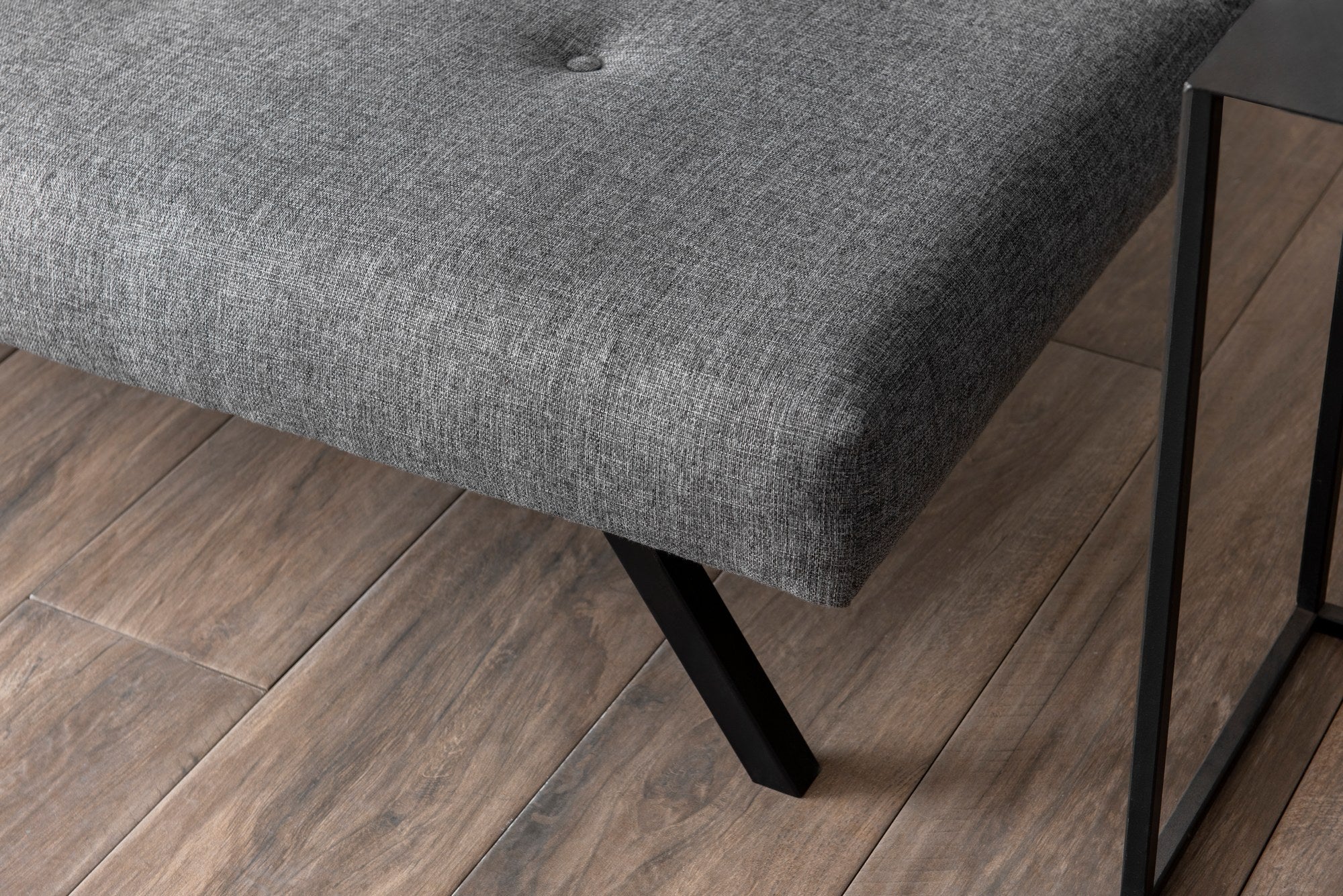 Sofá-cama cinza claro de 3 lugares, estrutura 100% metálica, tamanho de cama 180 x 102 cm, espuma média dura, tecido lavável, perfeito para espaços de convivência modernos