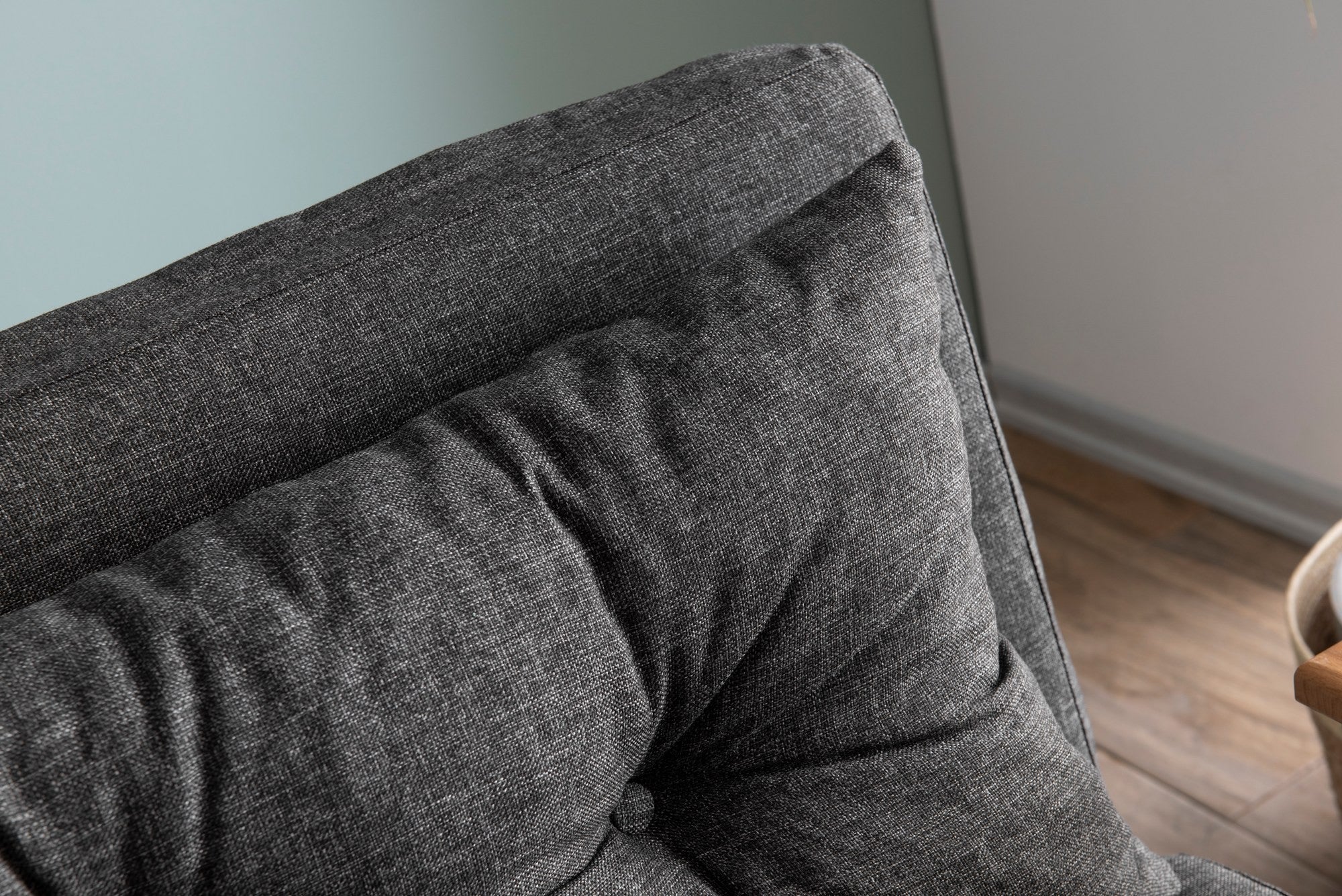 Sofá-cama elegante de 2 lugares, tecido de linho cinza escuro, estrutura 100% metálica | Encosto ajustável em 14 níveis, transforma-se em cama, peso máximo de 200 kg | Perfeito para espaços de convivência modernos