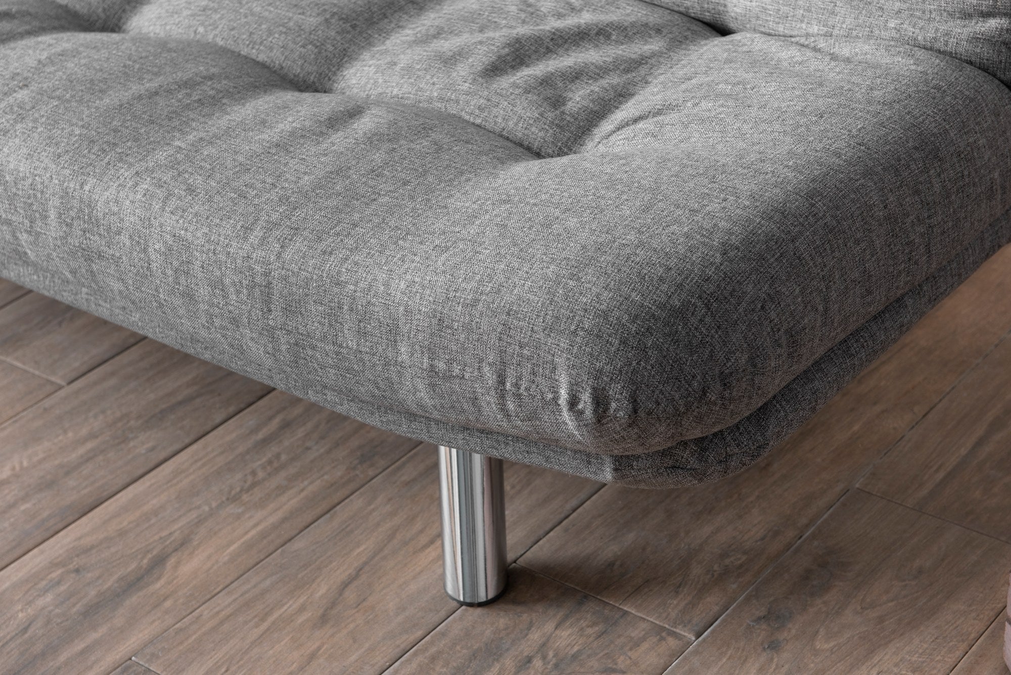 Sofá-cama versátil de 3 lugares, tecido de linho cinza claro, estrutura 100% metálica | Encosto multiposições, capacidade de 200 kg | Perfeito para sala de estar e quarto de hóspedes