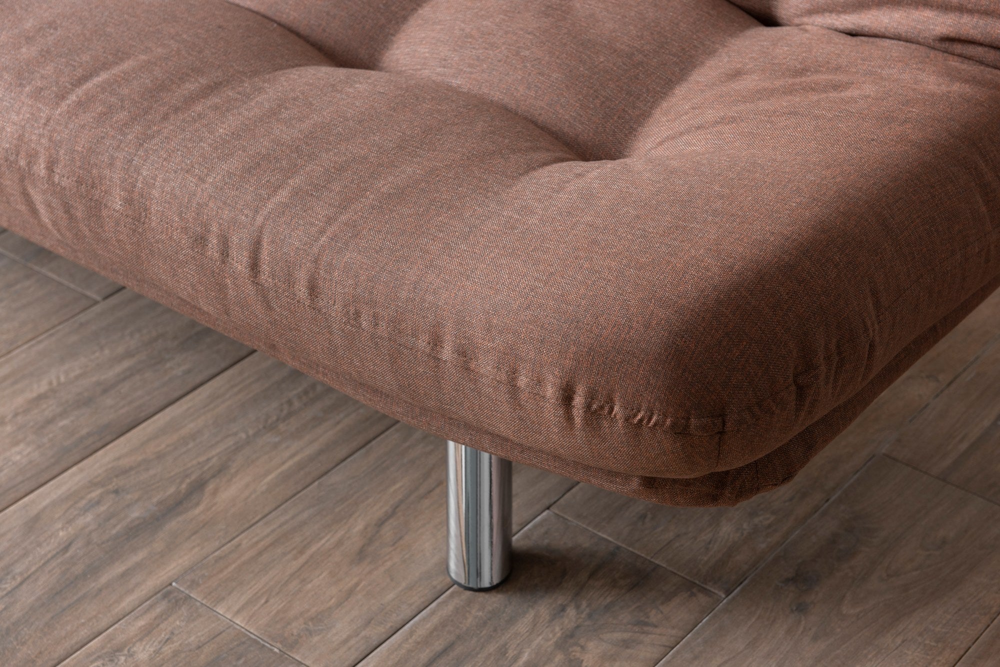Sofá-cama versátil de 3 lugares, tecido de linho marrom claro, estrutura 100% metálica | Encosto multiposições, capacidade de 200 kg | Perfeito para sala de estar e quarto de hóspedes