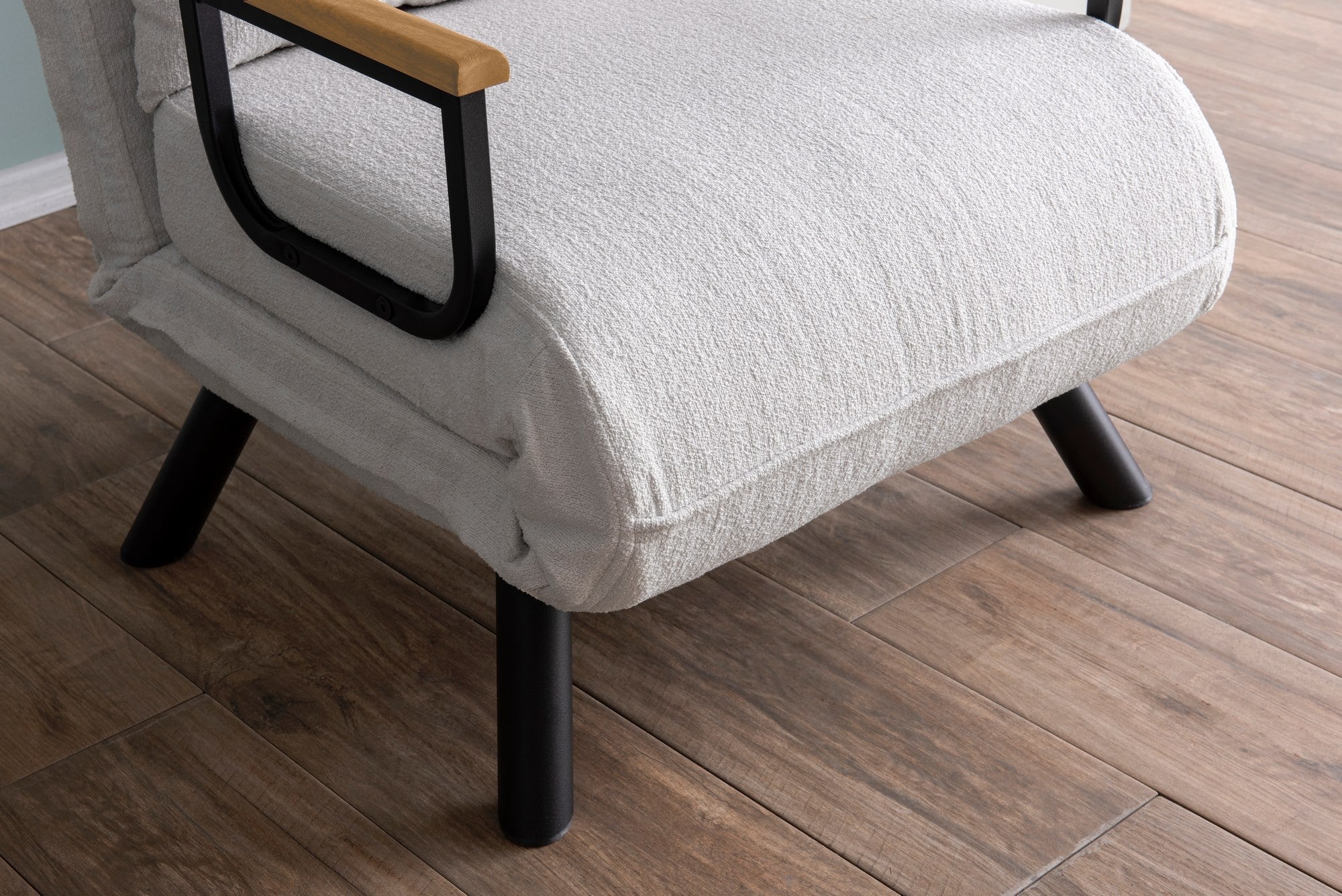 Sofá-cama versátil de 1 lugar, branco, estrutura 100% metálica, tecido Teddy, encosto ajustável em 14 níveis, fácil conversão, peso máximo de 100 kg, elegante e funcional