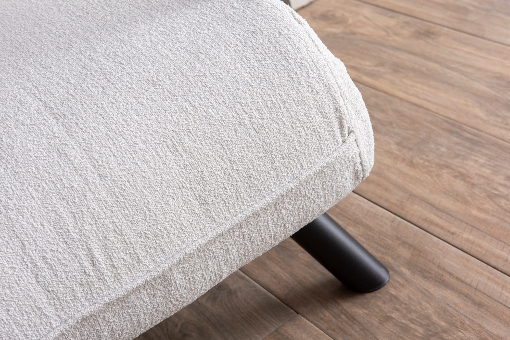 Sofá-cama versátil de 1 lugar, branco, estrutura 100% metálica, tecido Teddy, encosto ajustável em 14 níveis, fácil conversão, peso máximo de 100 kg, elegante e funcional