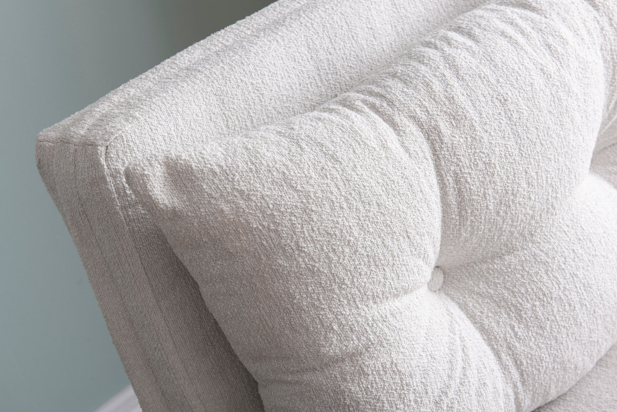 Sofá-cama versátil de 1 lugar, branco, estrutura 100% metálica, tecido Teddy, encosto ajustável em 14 níveis, fácil conversão, peso máximo de 100 kg, elegante e funcional