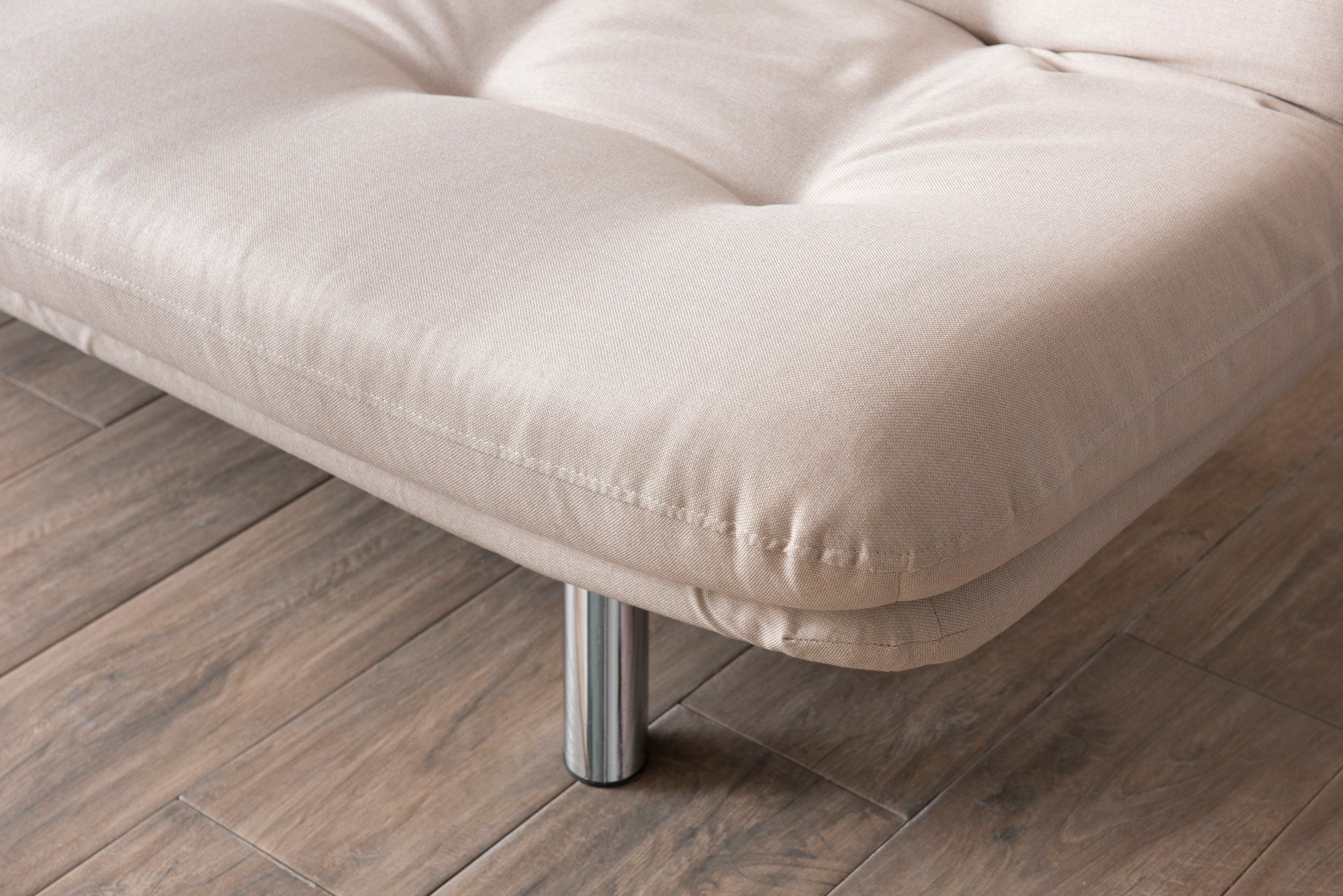 Sofá-cama versátil de 3 lugares, tecido de linho creme, estrutura 100% metálica | Encosto multiposições, capacidade de 200 kg | Perfeito para sala de estar e quarto de hóspedes