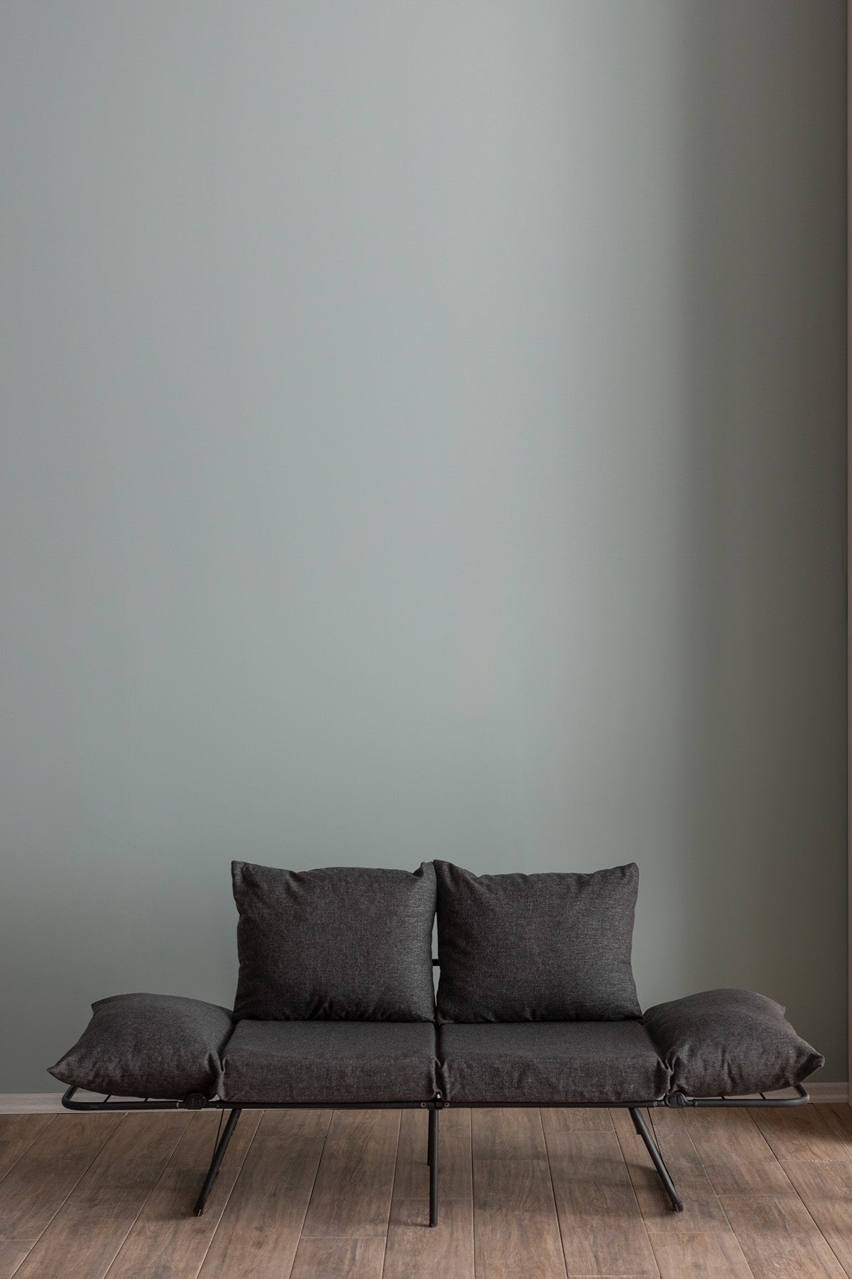 Sofá-cama elegante de 2 lugares, cinza escuro, 150 cm | Estrutura 100% metálica, tecido de linho, facilmente conversível, espuma 24 DNS, perfeito para espaços de convivência modernos