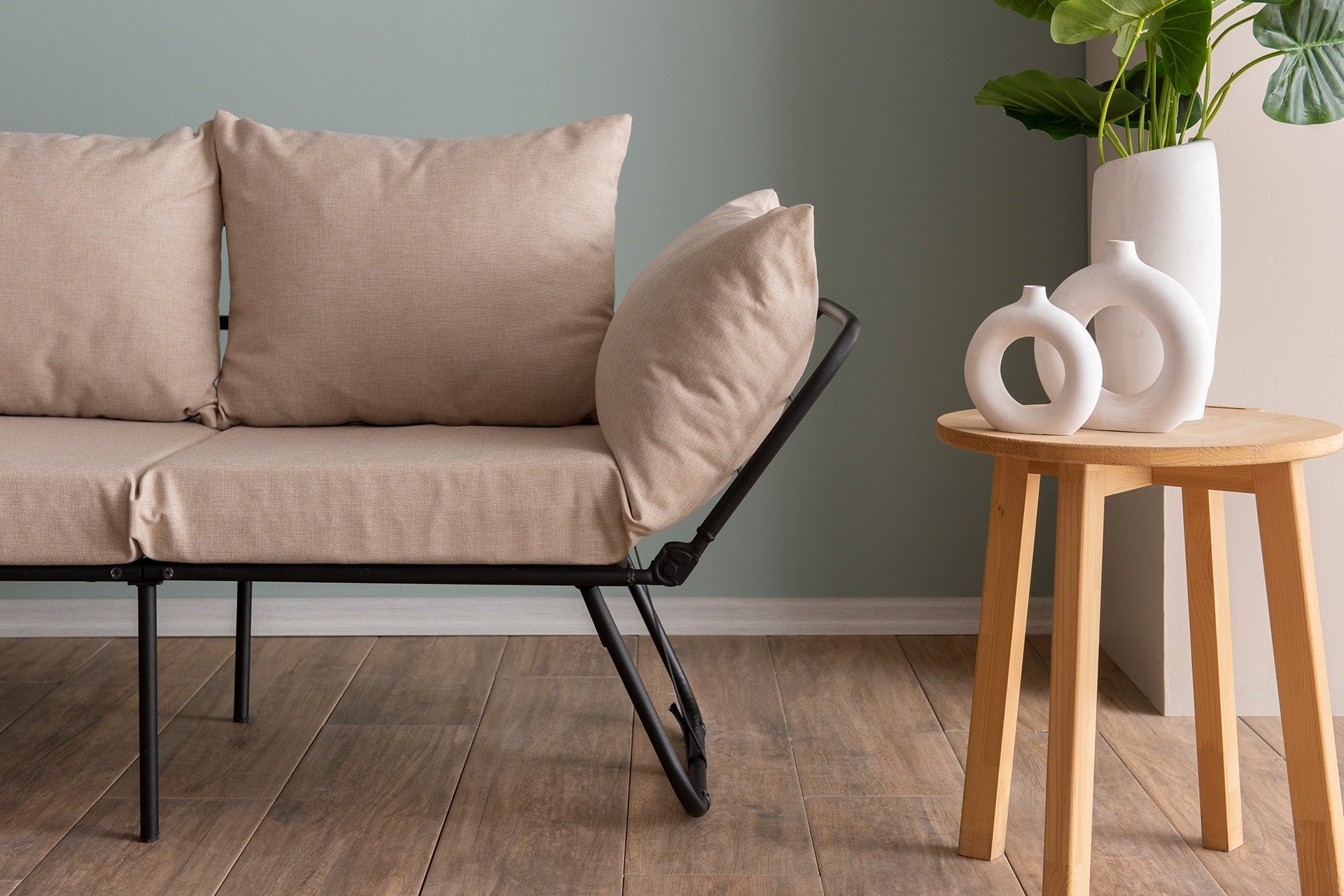 Sofá-cama elegante de 2 lugares, tecido de linho creme, 150 cm | Estrutura 100% metálica, braços ajustáveis, fácil conversão | Perfeito para espaços de convivência modernos