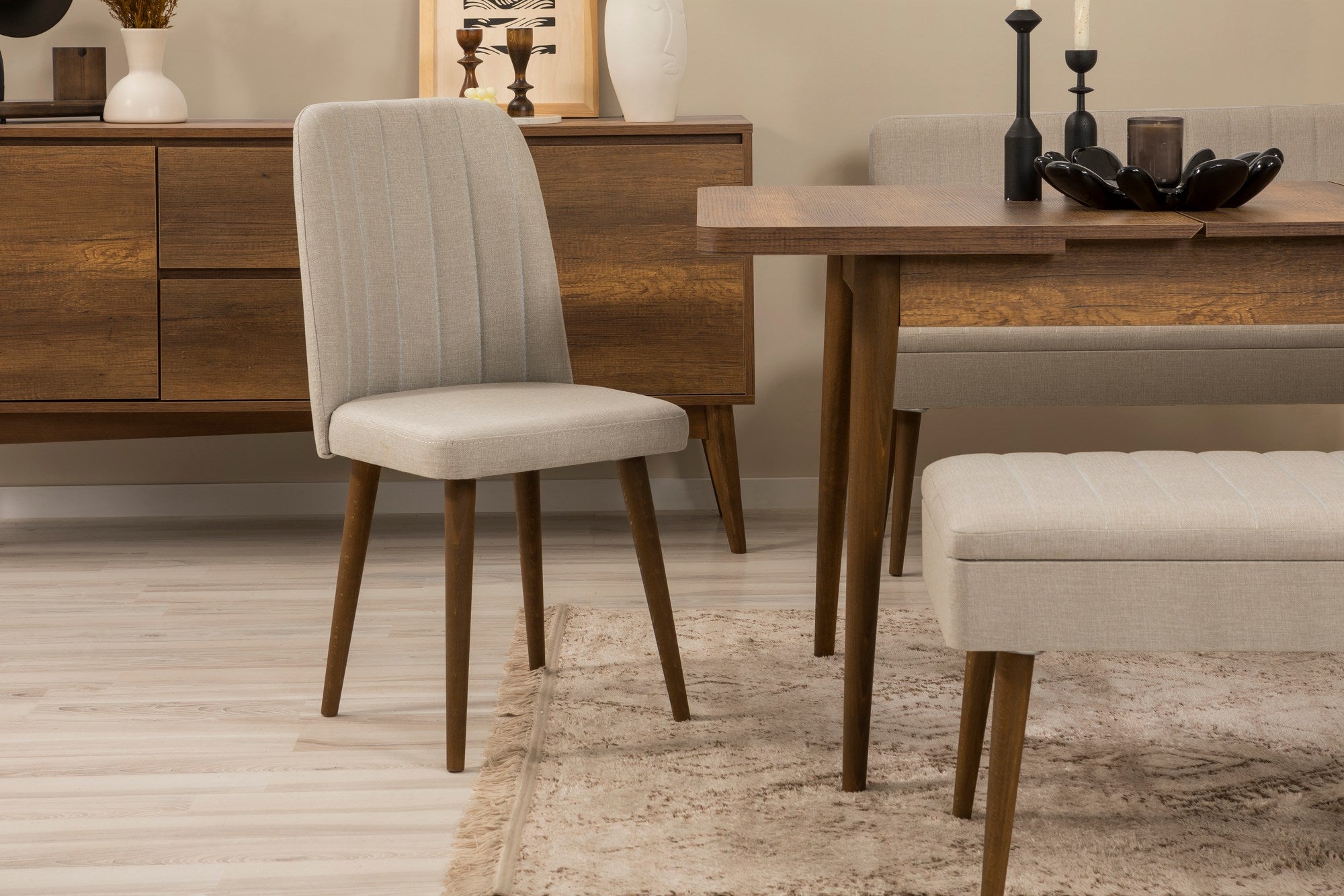 Conjunto de mesa de jantar extensível, cadeiras e Aparador (6 peças)-Vina-Nozes
Creme