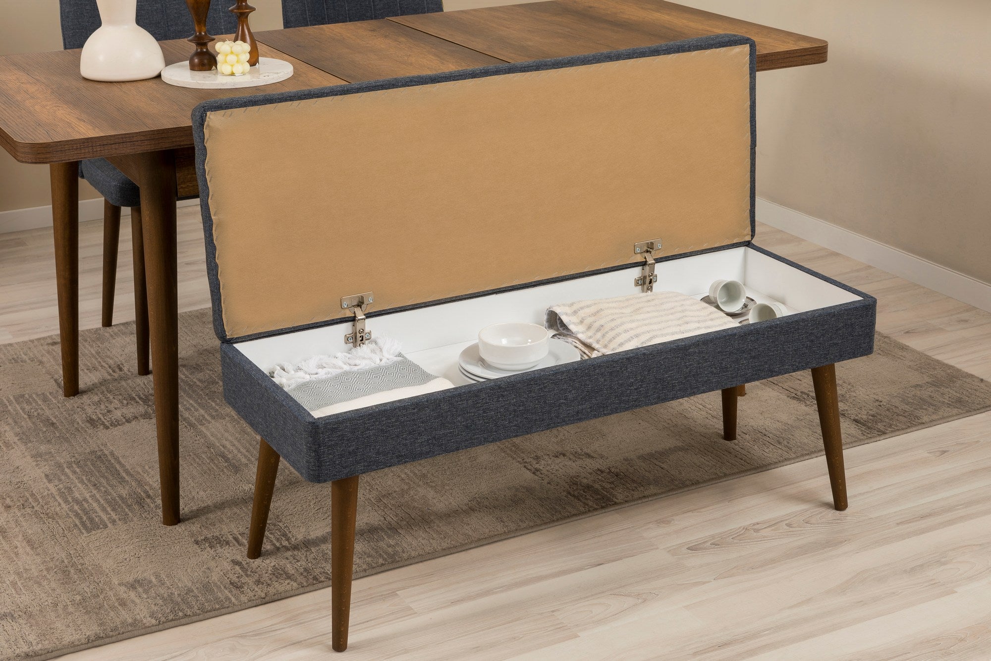 Conjunto de mesa de jantar extensível, cadeiras e Aparador (6 peças)-Vina-Nogueira
Azul Escuro