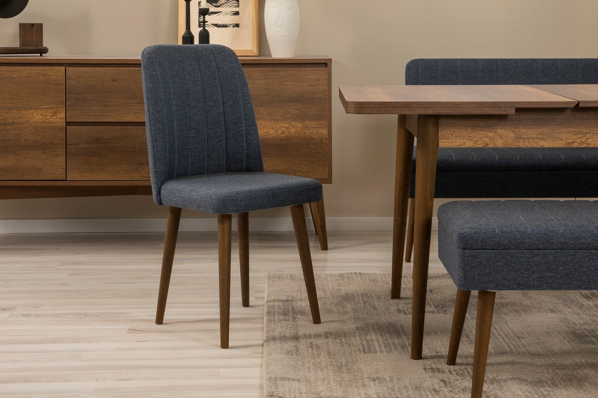 Conjunto de mesa de jantar extensível, cadeiras e Aparador (6 peças)-Vina-Nogueira
Azul Escuro
