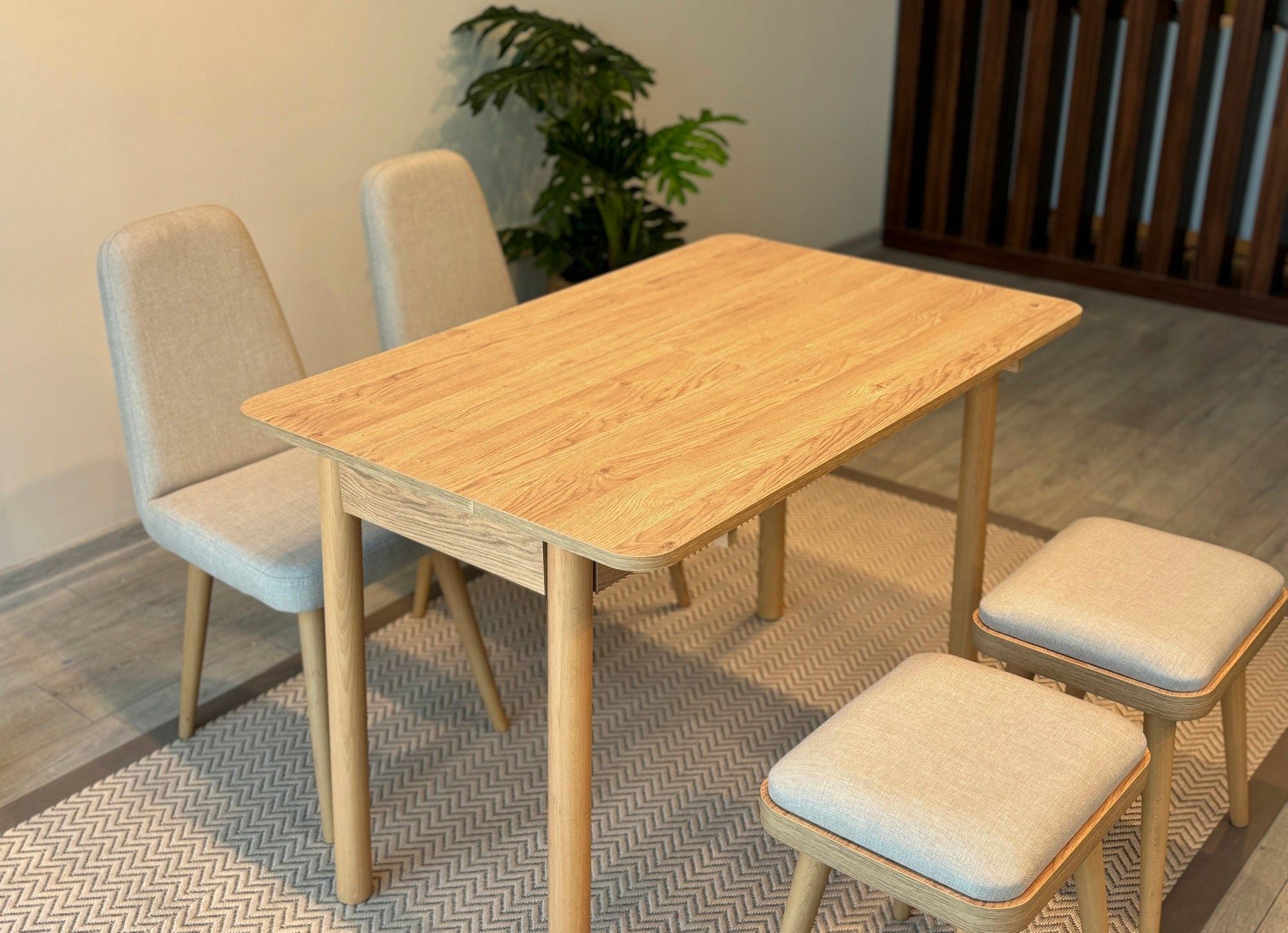 Conjunto de mesa de jantar extensível e cadeiras (5 peças)-Vina-Carvalho
Creme