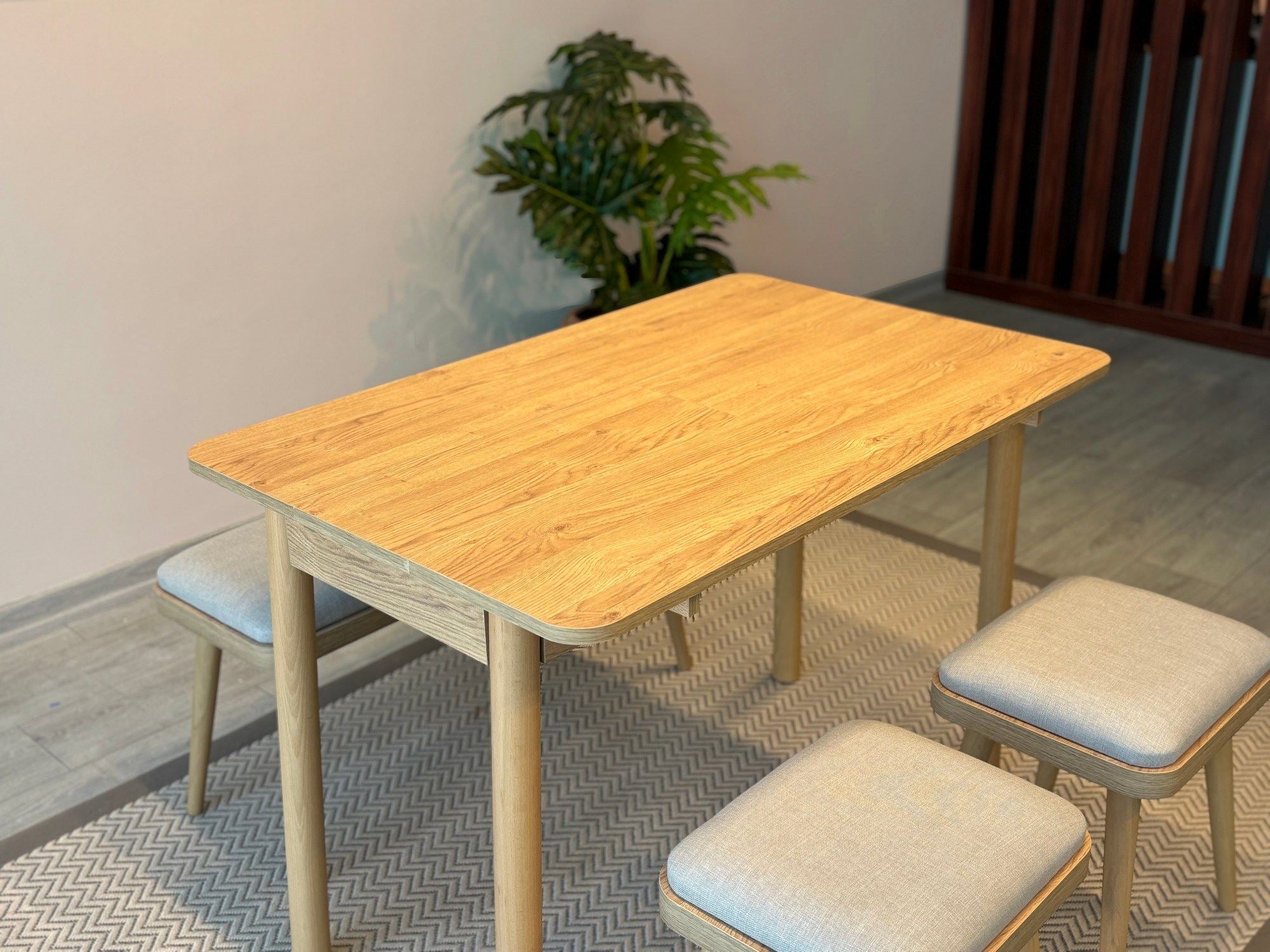 Conjunto de mesa de jantar extensível e cadeiras (5 peças)-Vina-Carvalho
Creme