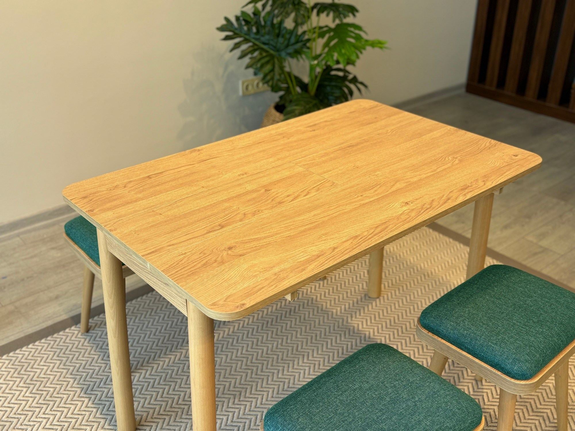 Conjunto de mesa de jantar extensível e cadeiras (5 peças)-Vina-Carvalho
Verde