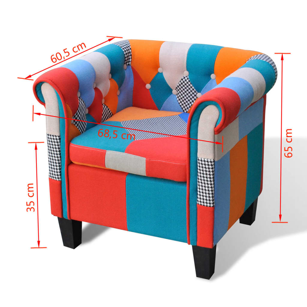 Poltrona de tecido com design de retalhos