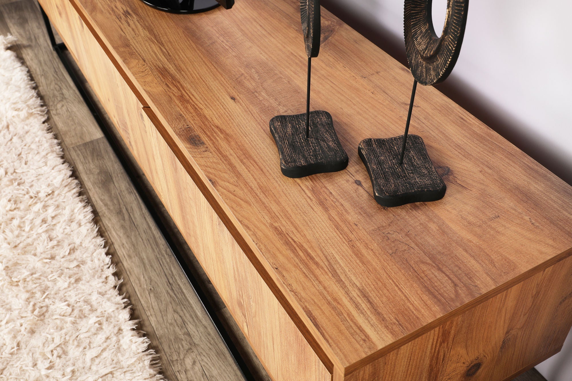 Suporte de TV moderno com 3 gavetas, nogueira e preto, 140 cm | Painel de partículas 100% revestido em melamina, pés de metal | Elegante e funcional para sala de estar