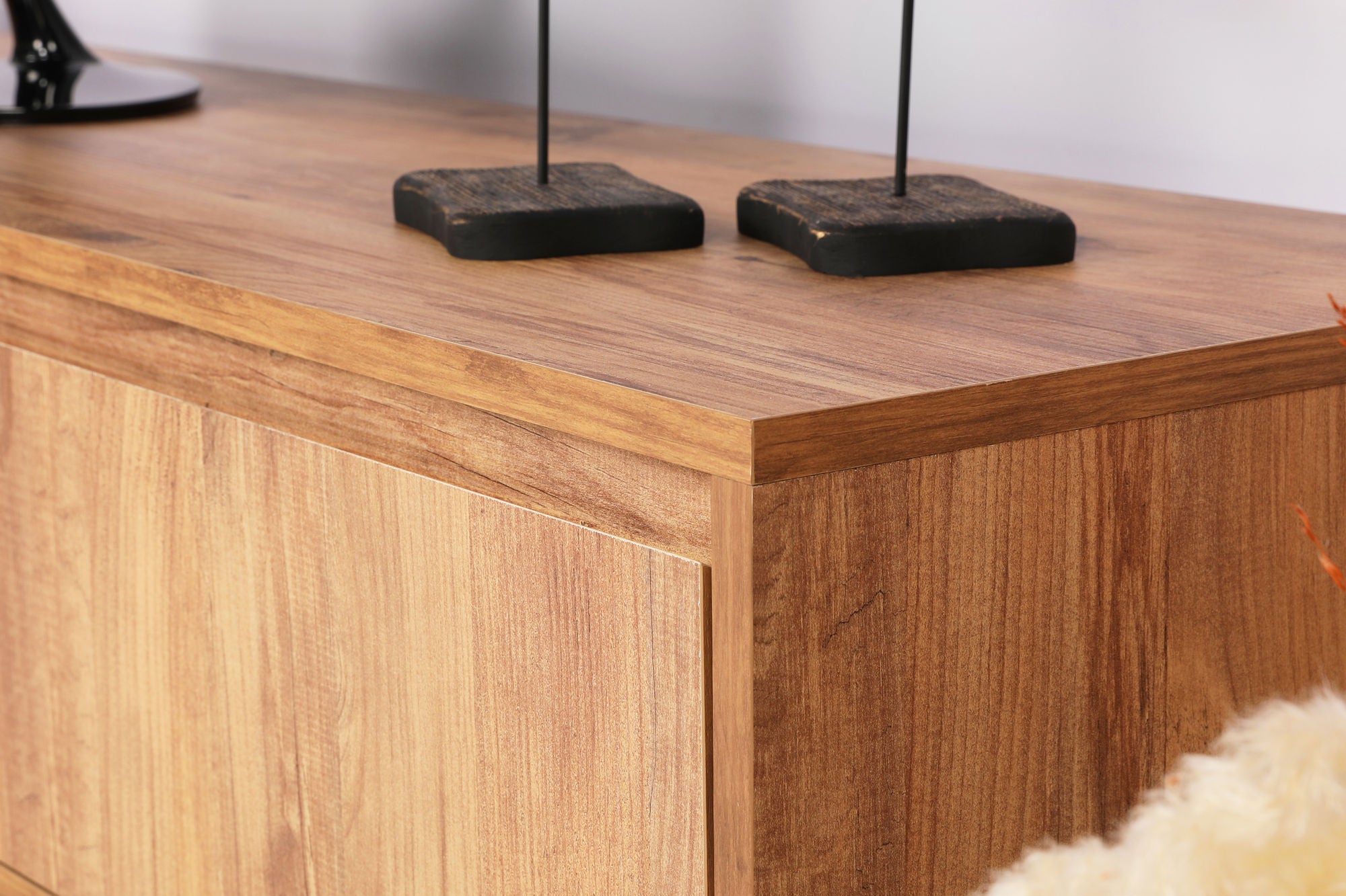 Suporte de TV moderno com 3 gavetas, nogueira e preto, 140 cm | Painel de partículas 100% revestido em melamina, pés de metal | Elegante e funcional para sala de estar