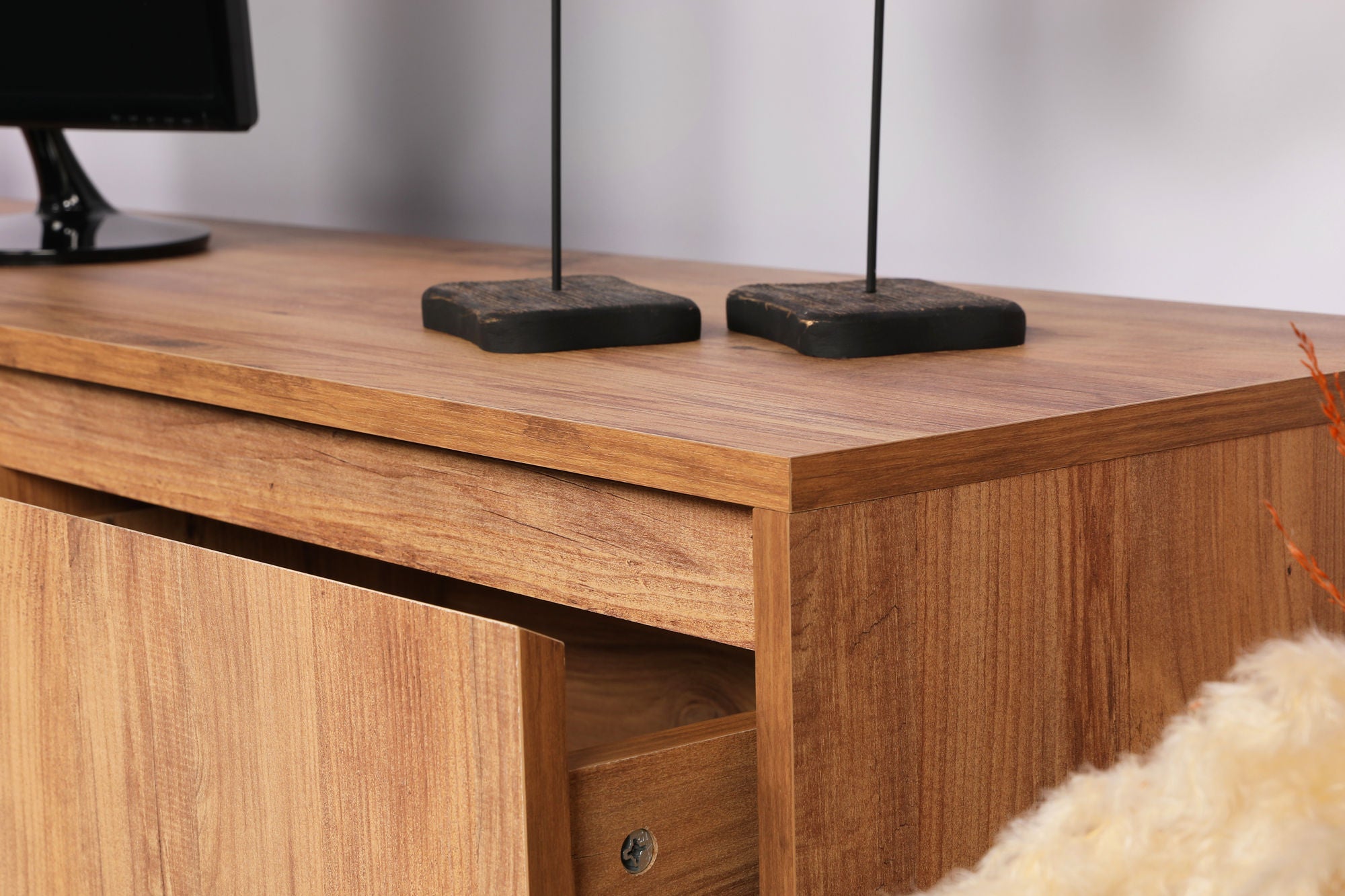 Suporte de TV moderno com 3 gavetas, nogueira e preto, 140 cm | Painel de partículas 100% revestido em melamina, pés de metal | Elegante e funcional para sala de estar
