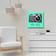 Quadro Decorativo em Tela 45x45cm - Pintura Multicolor com Moldura de Pinho Natural