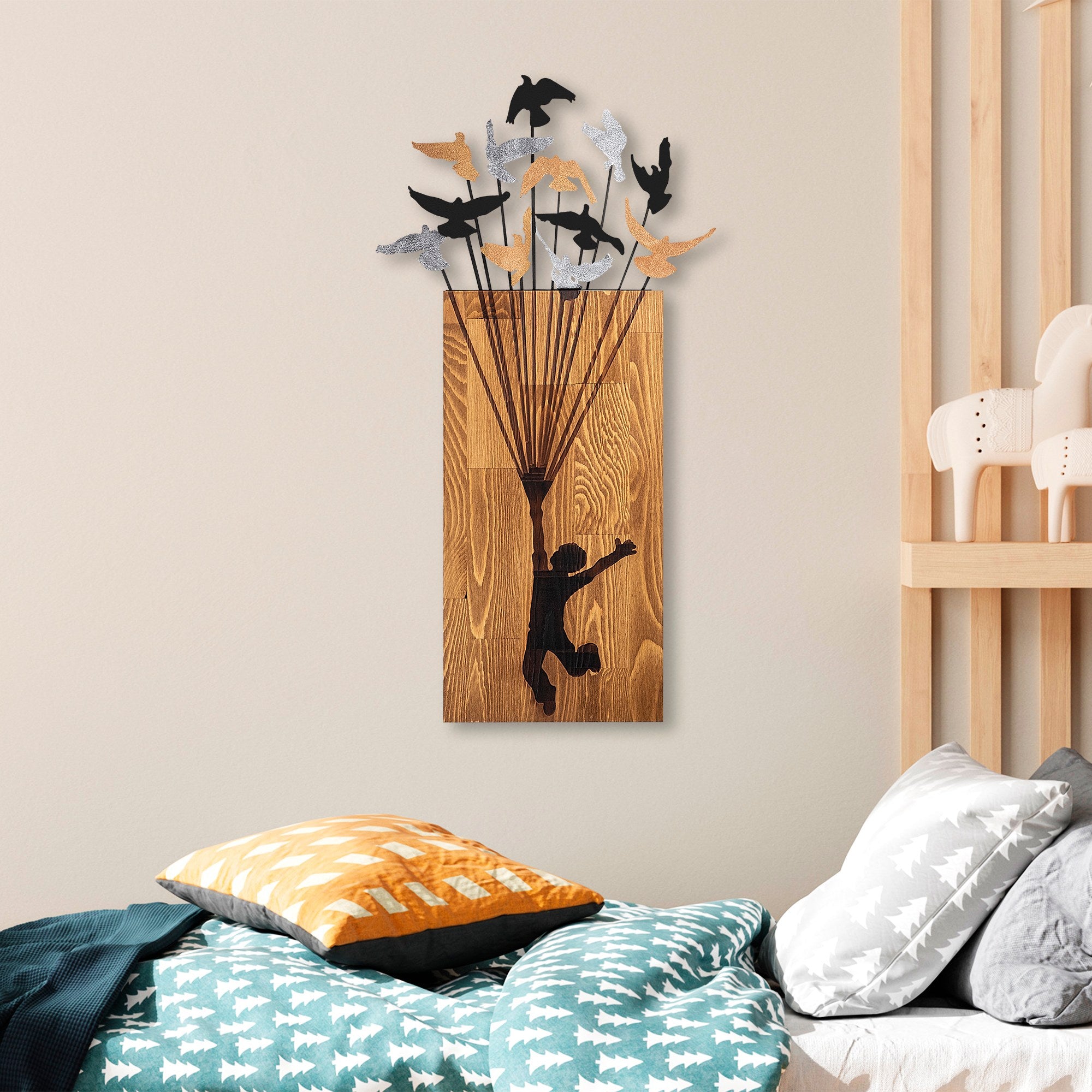 Elegante acessório decorativo de parede em madeira, nogueira e preto, 45 x 86 cm | 100% madeira (3 cm) e metal (1,5 mm) | Design fácil de montar na parede para uma decoração elegante